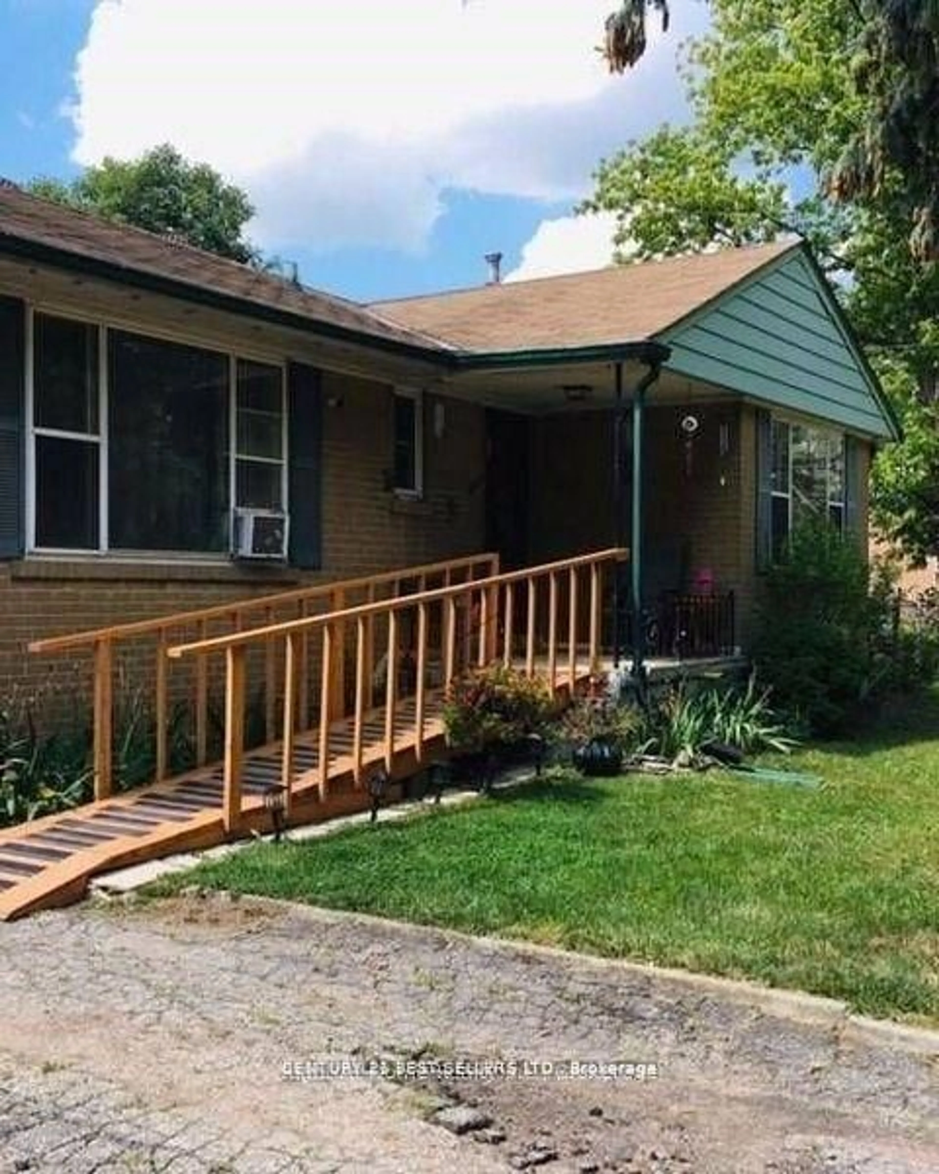 Home with brick exterior material, street for 320 Ashbury Rd, Oakville Ontario L6K 2M4