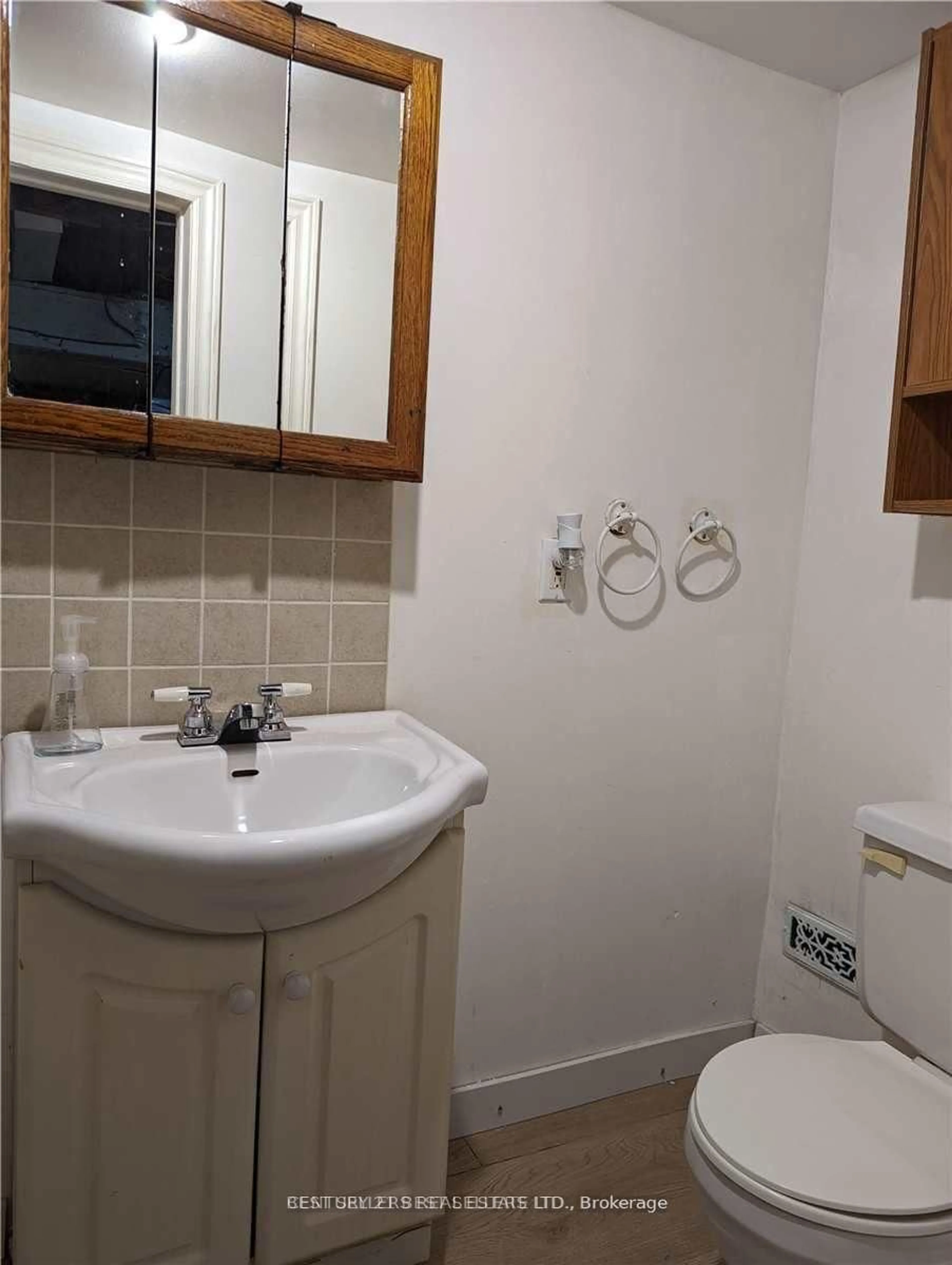 Standard bathroom, unknown for 320 Ashbury Rd, Oakville Ontario L6K 2M4