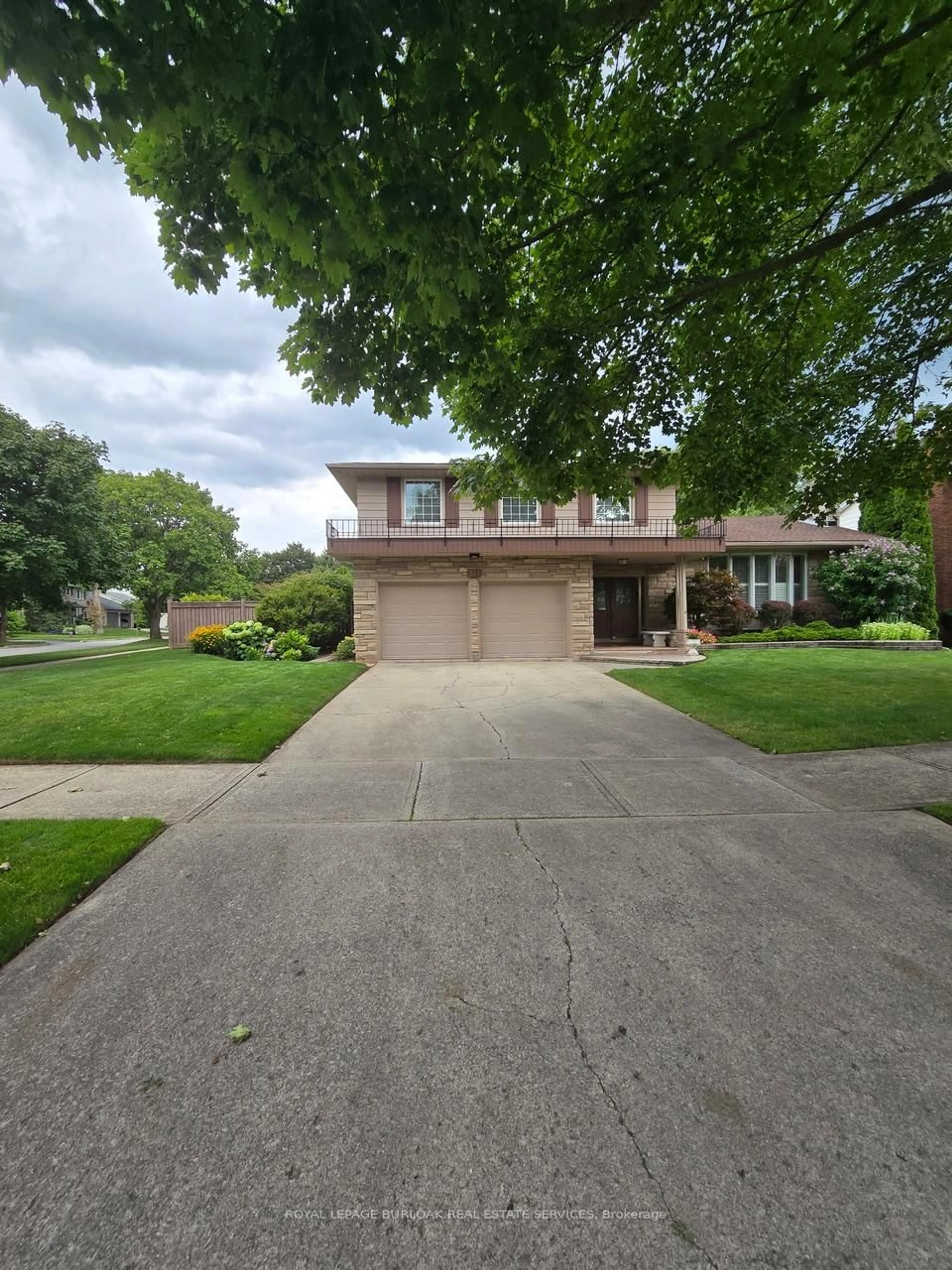 A pic from outside/outdoor area/front of a property/back of a property/a pic from drone, street for 311 Glen Afton Dr, Burlington Ontario L7L 1G8