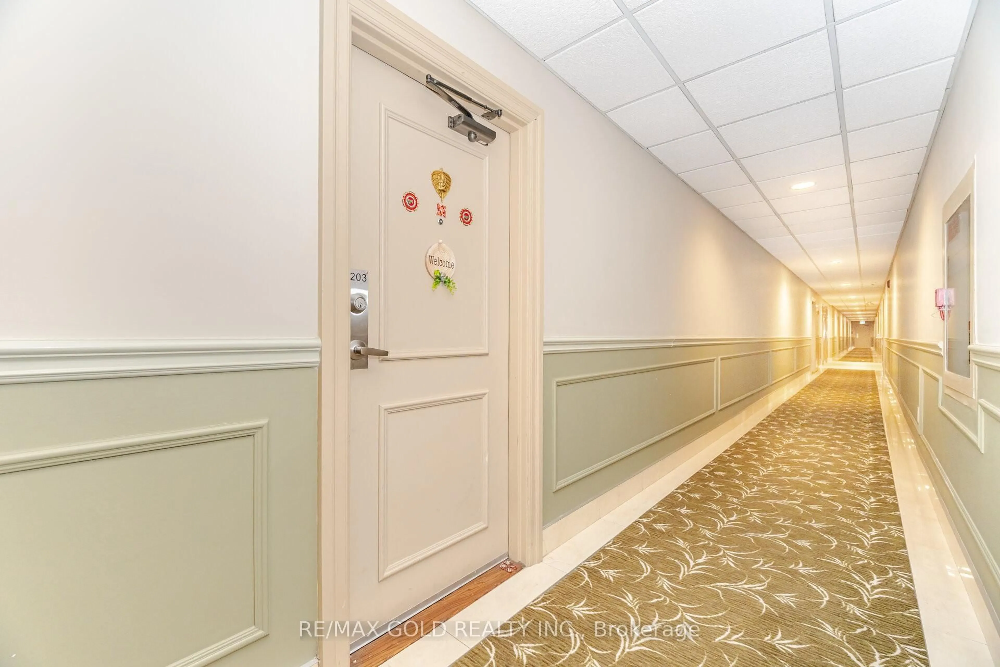 Indoor foyer for 1615 Bloor St #1203, Mississauga Ontario L4X 1S2