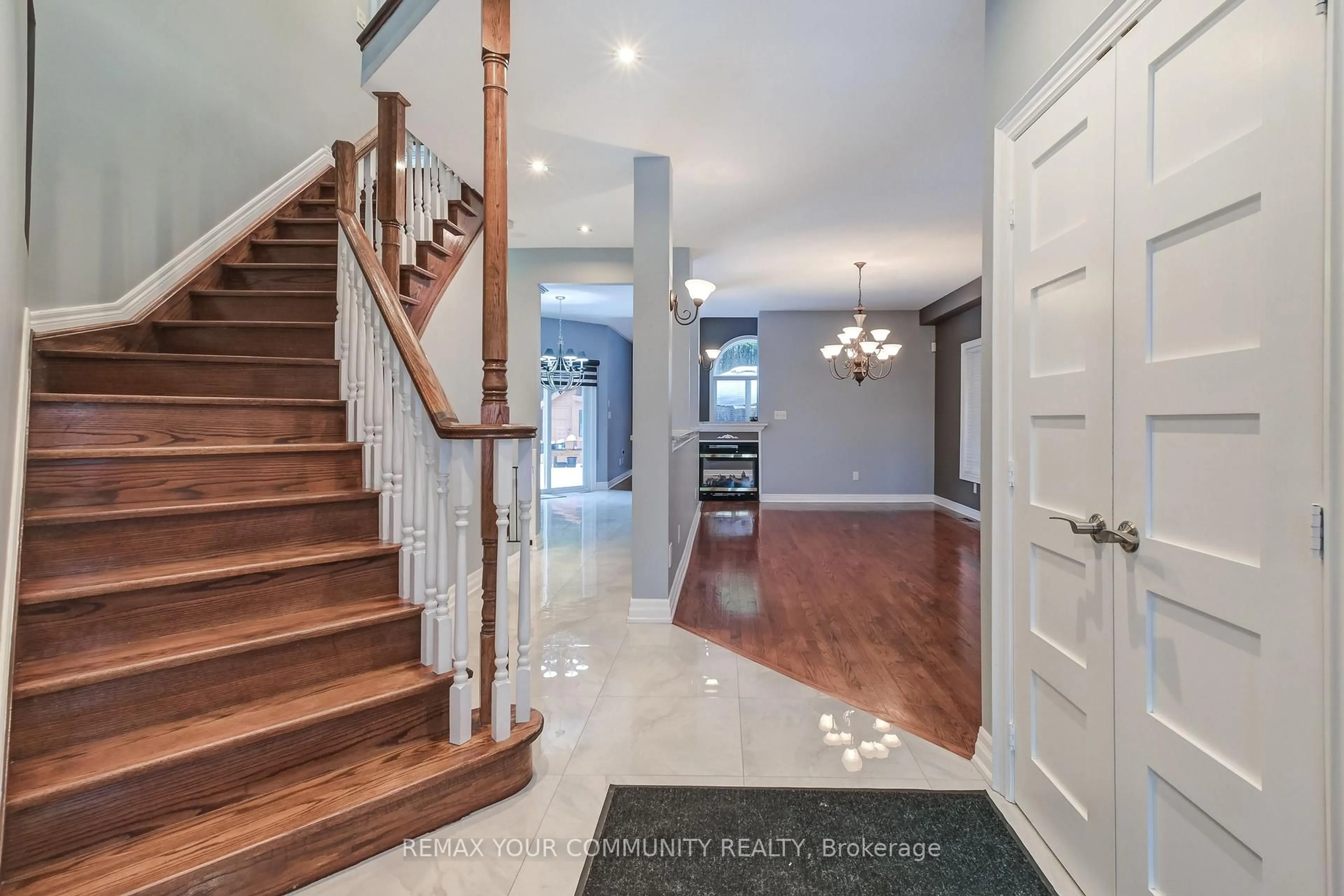 Indoor entryway for 88 Castelli Crt, Caledon Ontario L7E 2T8