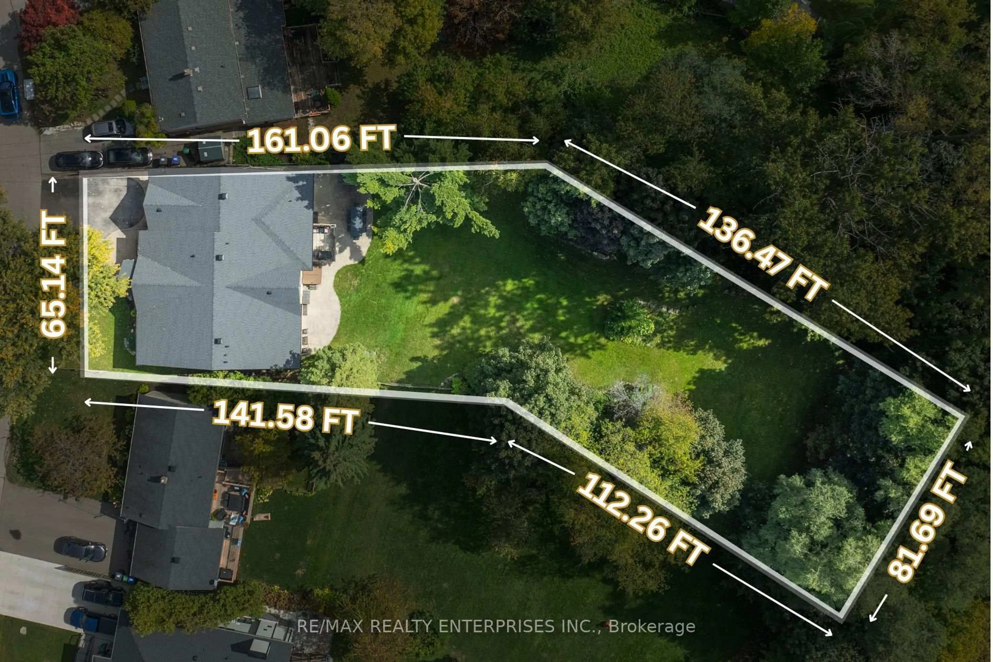A pic from outside/outdoor area/front of a property/back of a property/a pic from drone, street for 1520 Drymen Cres, Mississauga Ontario L5G 2P2