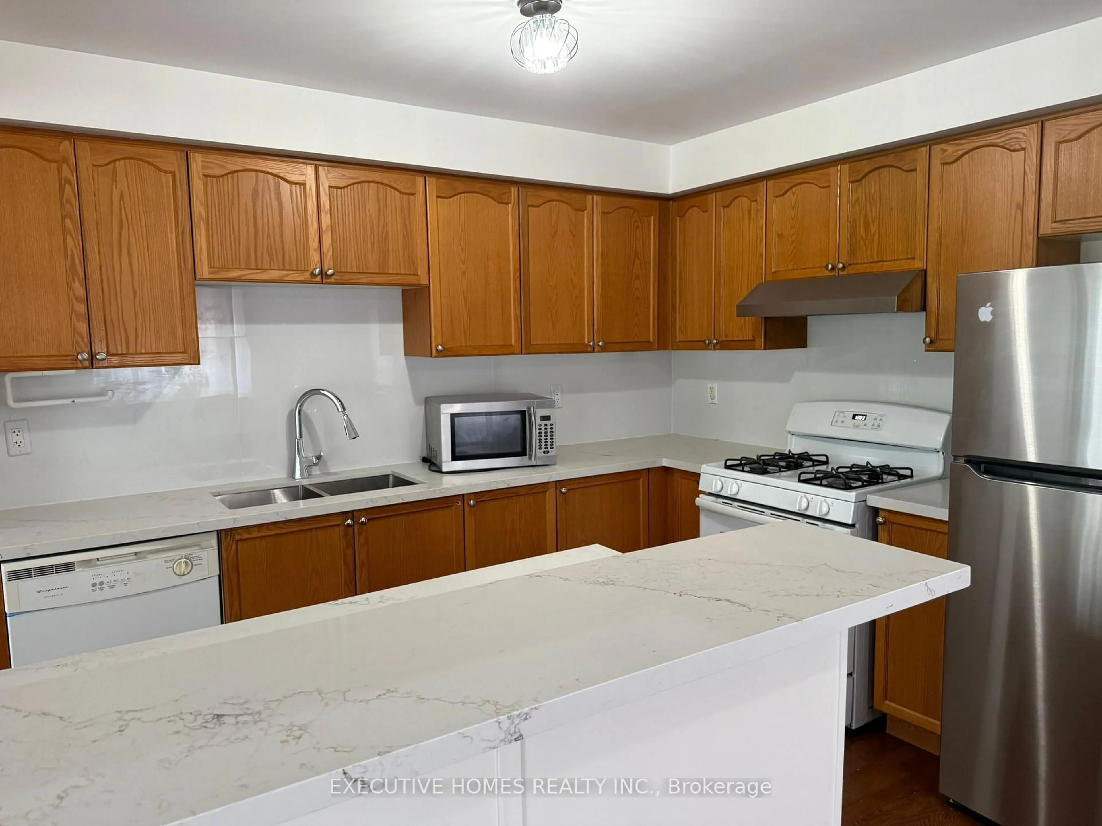 Standard kitchen, unknown for 100 SandCherry Cres, Brampton Ontario L6R 3B2