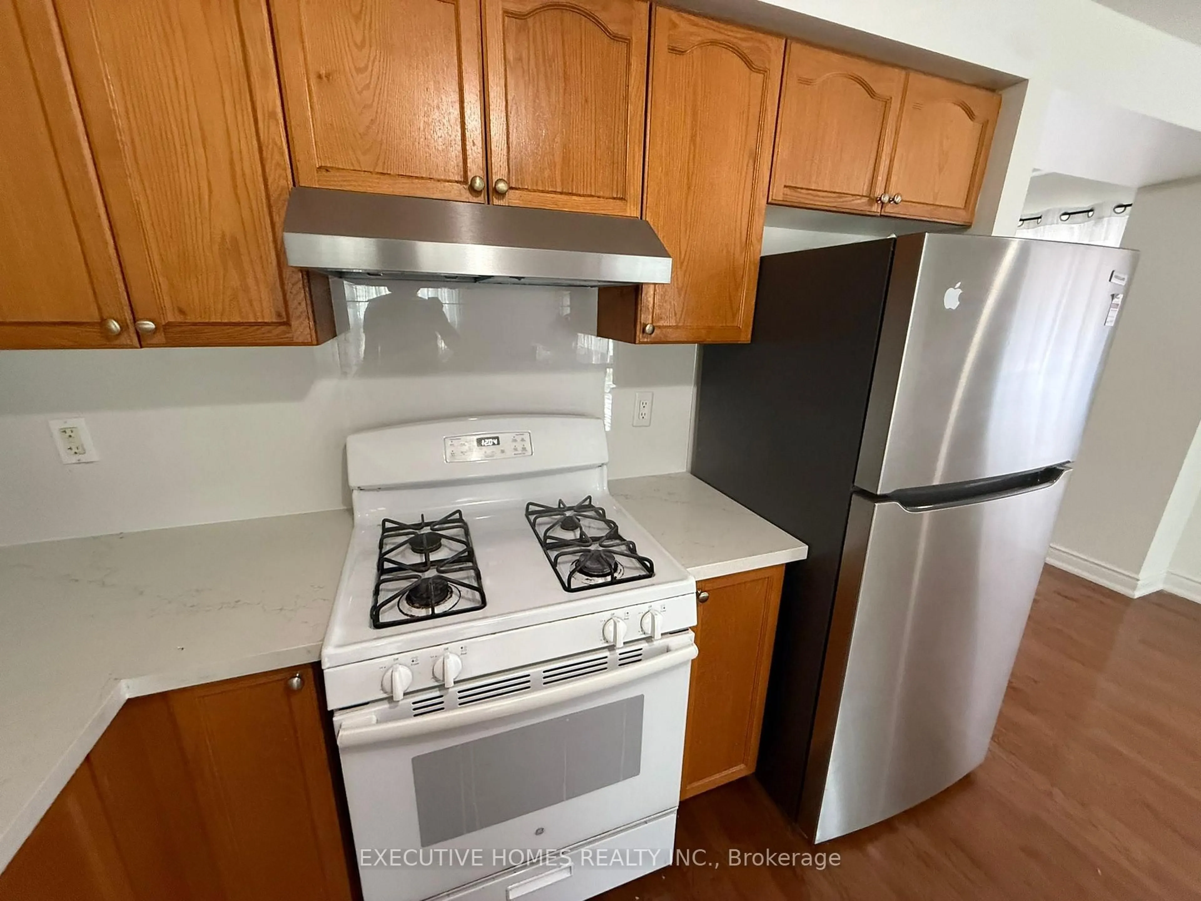 Standard kitchen, wood/laminate floor for 100 SandCherry Cres, Brampton Ontario L6R 3B2