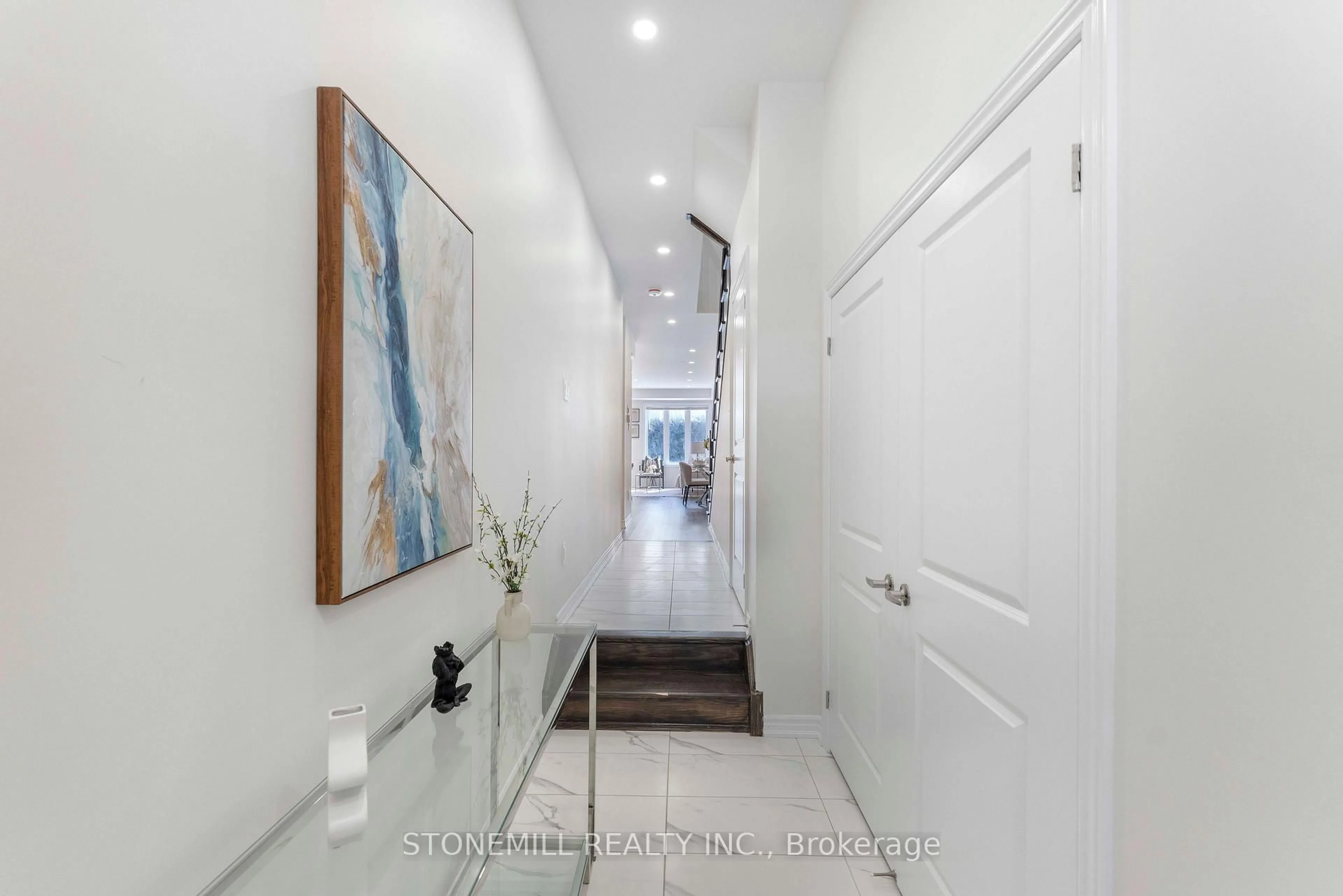 Indoor entryway for 1426 Oakmont Common, Burlington Ontario L7P 0V8