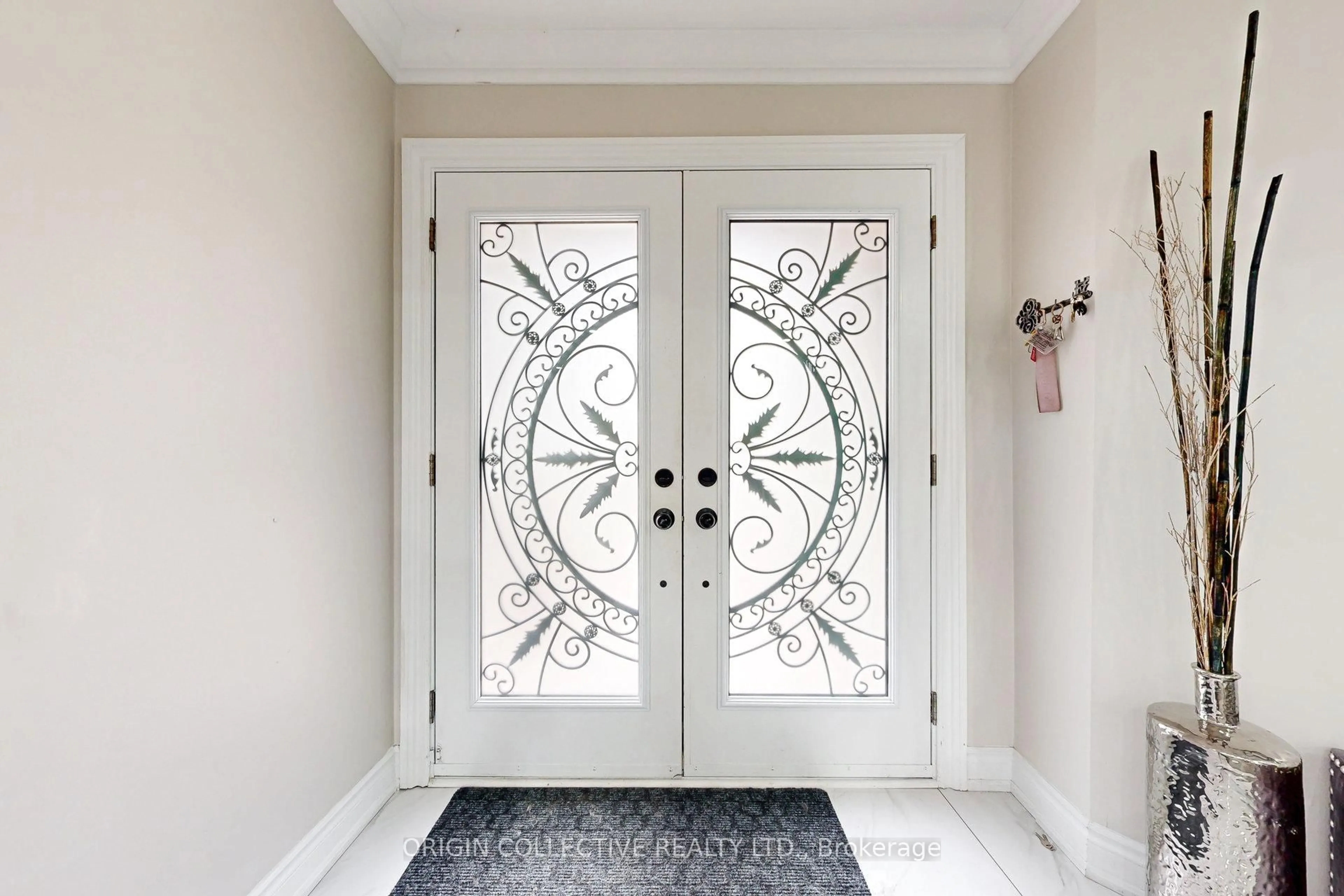 Indoor entryway for 5122 Timber Mill Crt, Mississauga Ontario L5V 2B8