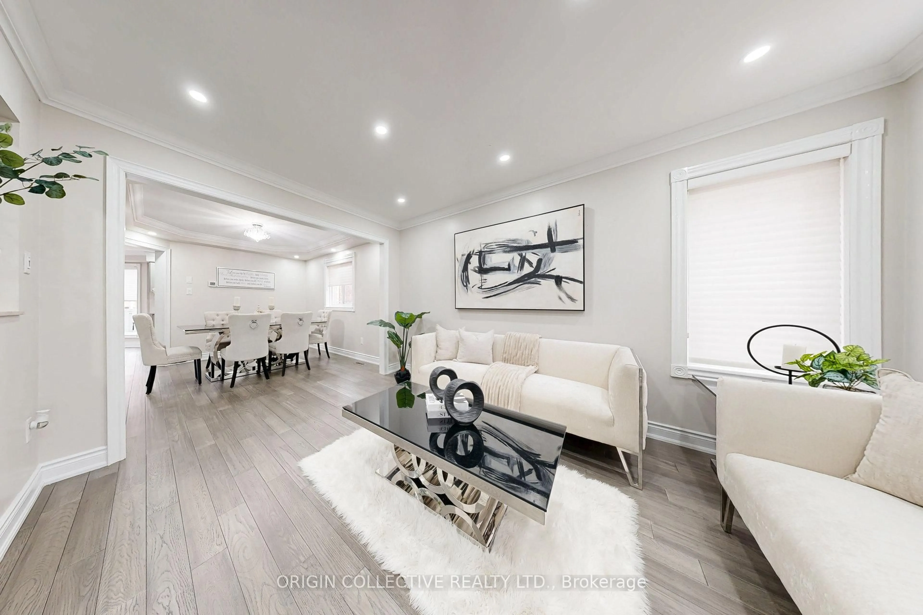 Living room with furniture, unknown for 5122 Timber Mill Crt, Mississauga Ontario L5V 2B8