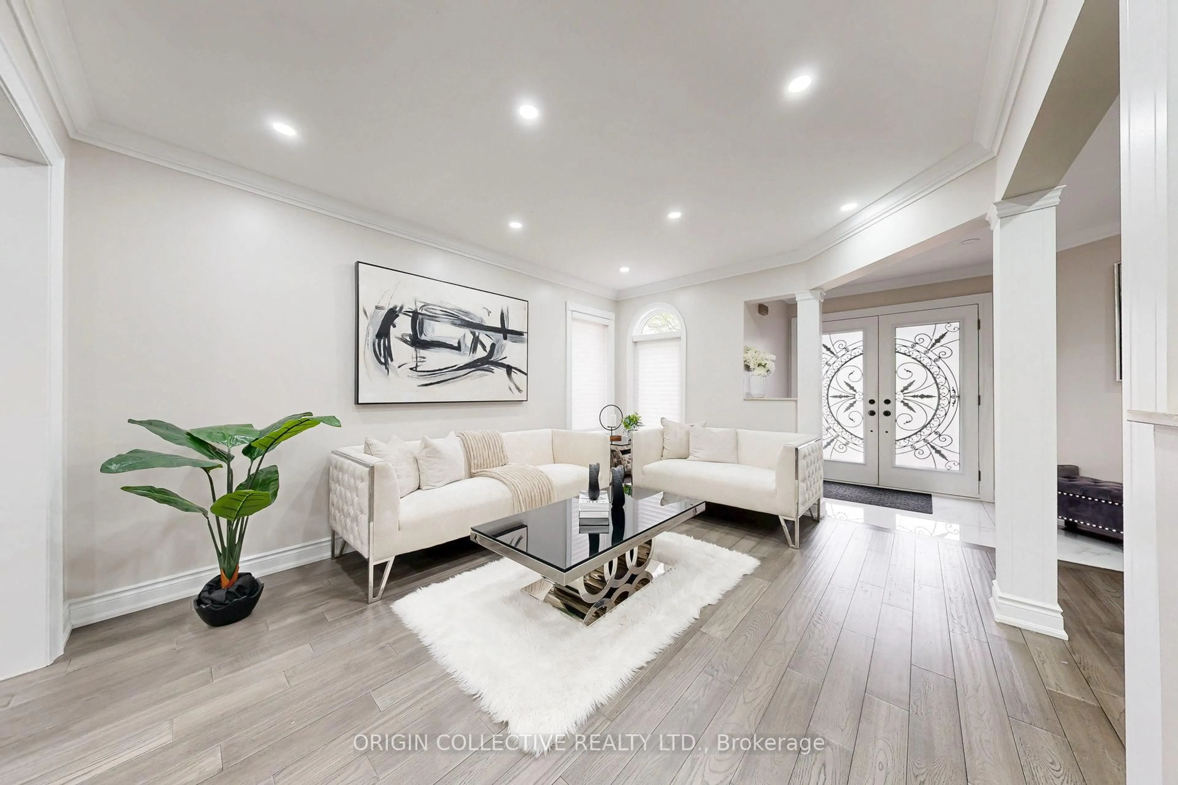 Living room with furniture, unknown for 5122 Timber Mill Crt, Mississauga Ontario L5V 2B8