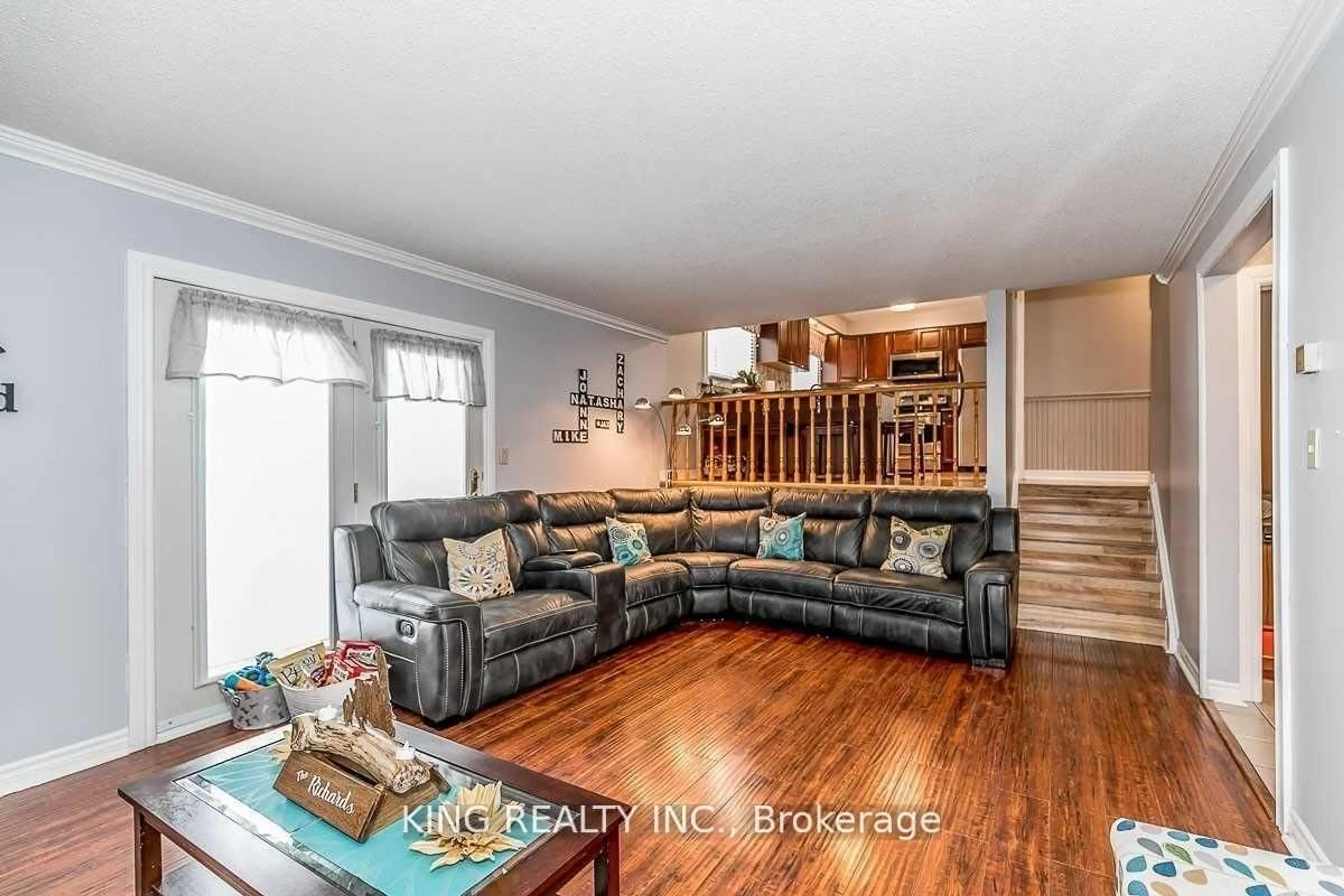 Living room with furniture, wood/laminate floor for 40 Victoria Cres, Caledon Ontario L7K 0A1