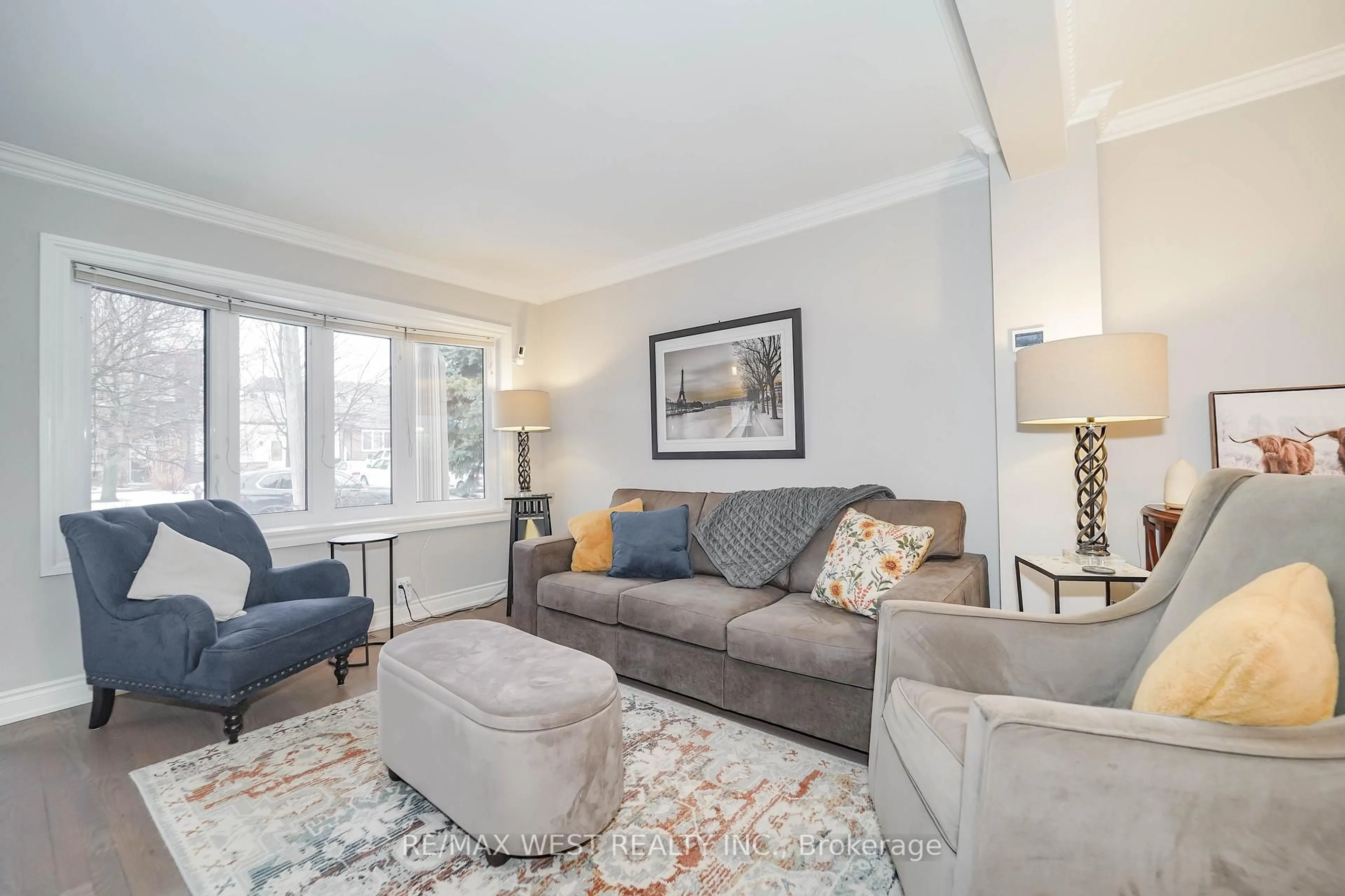 Living room with furniture, unknown for 892 Sixth St, Mississauga Ontario L5E 1N6