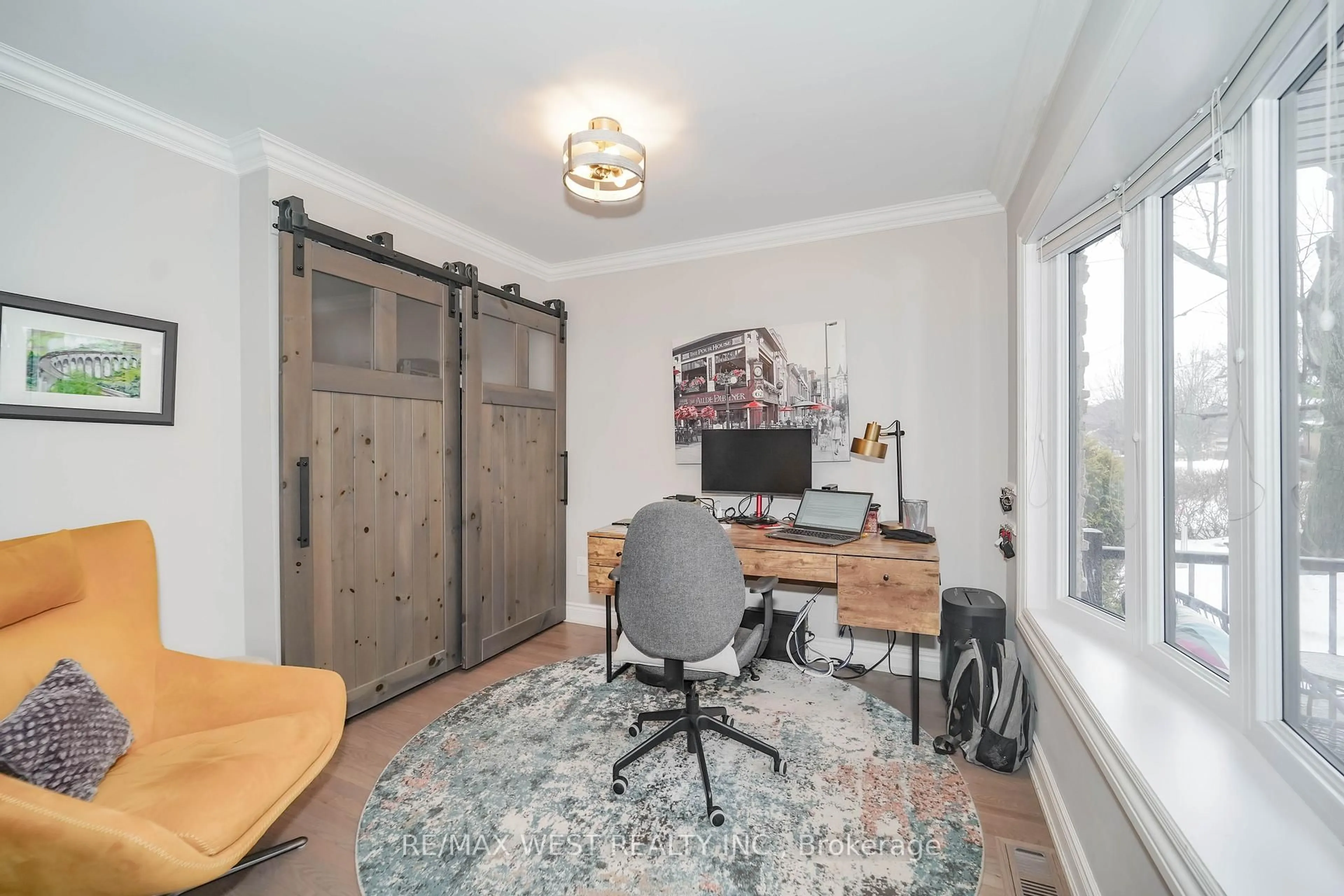 A pic of a room for 892 Sixth St, Mississauga Ontario L5E 1N6