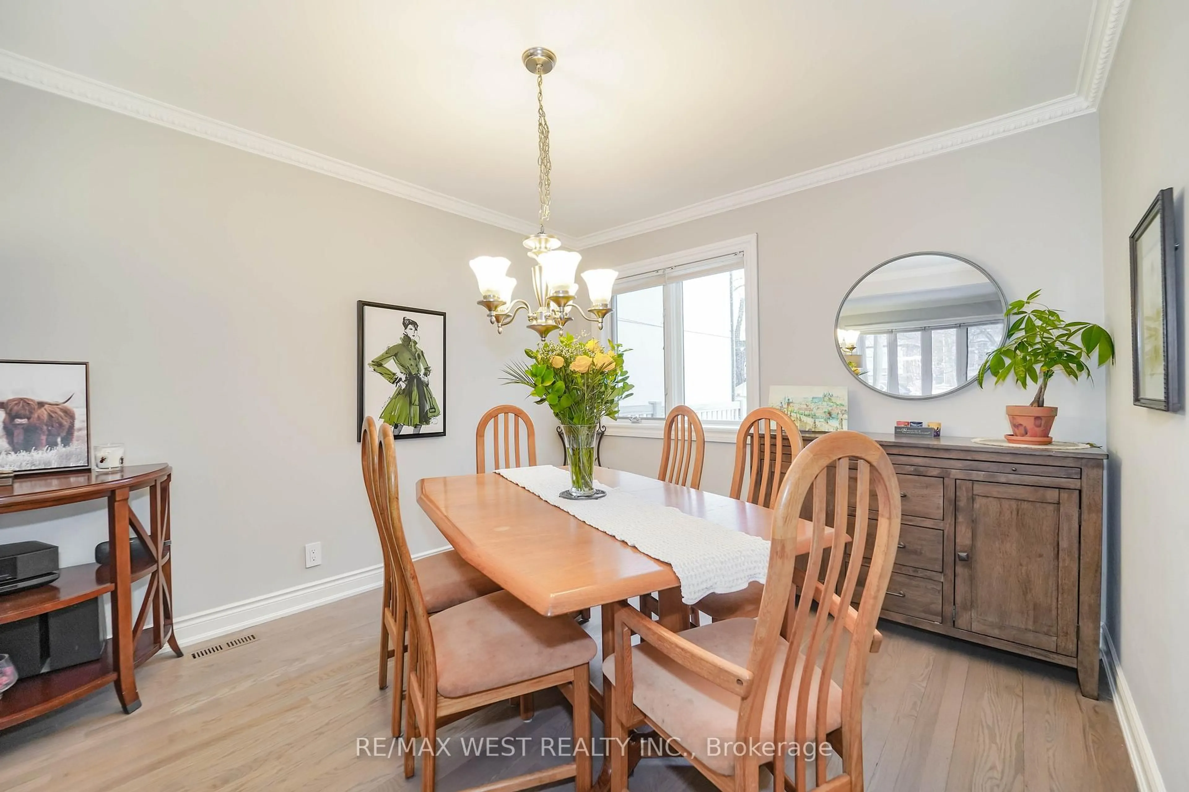 Dining room, wood/laminate floor for 892 Sixth St, Mississauga Ontario L5E 1N6