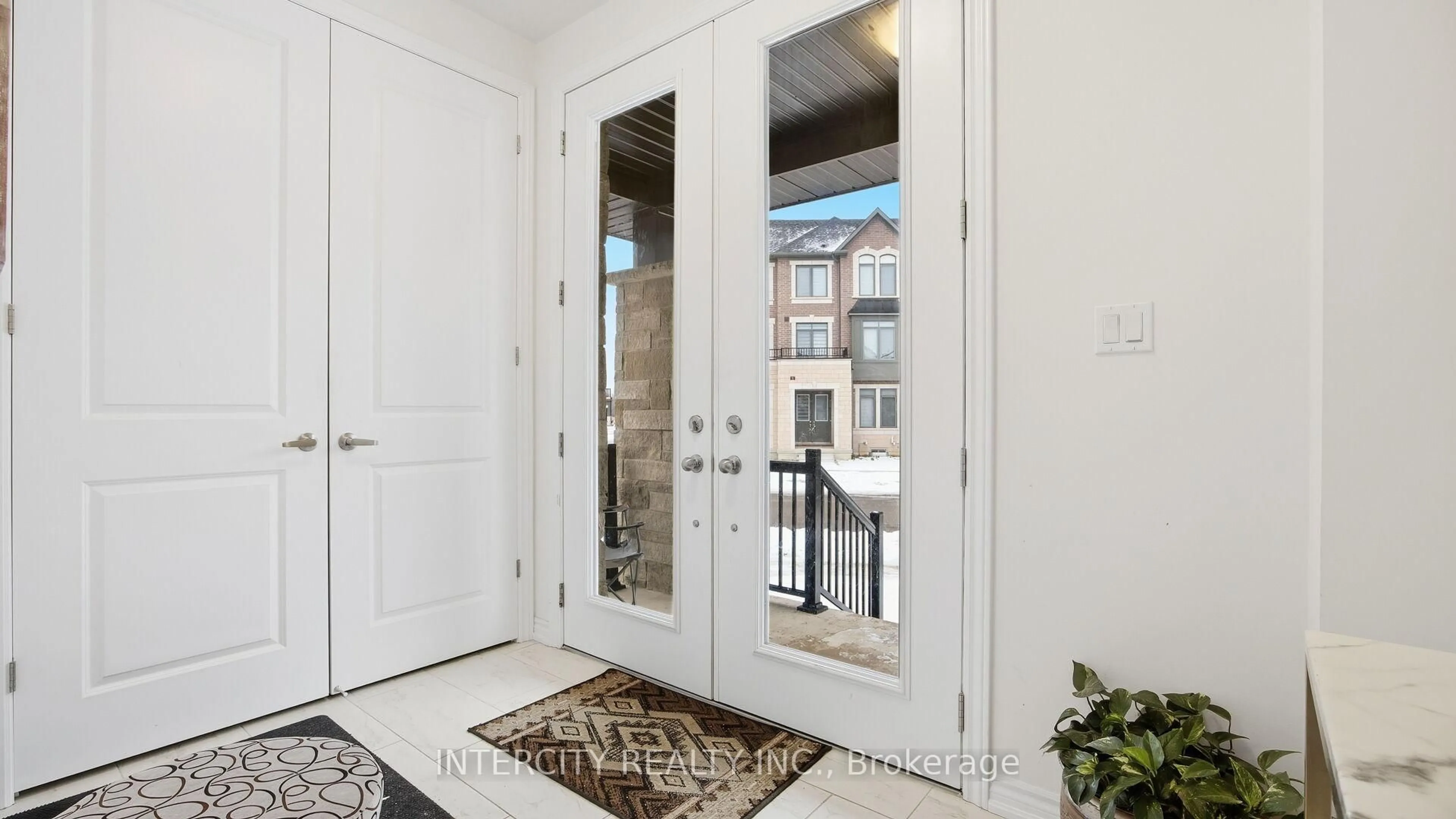 Indoor entryway for 66 Camino Real Dr, Caledon Ontario L7C 4L9