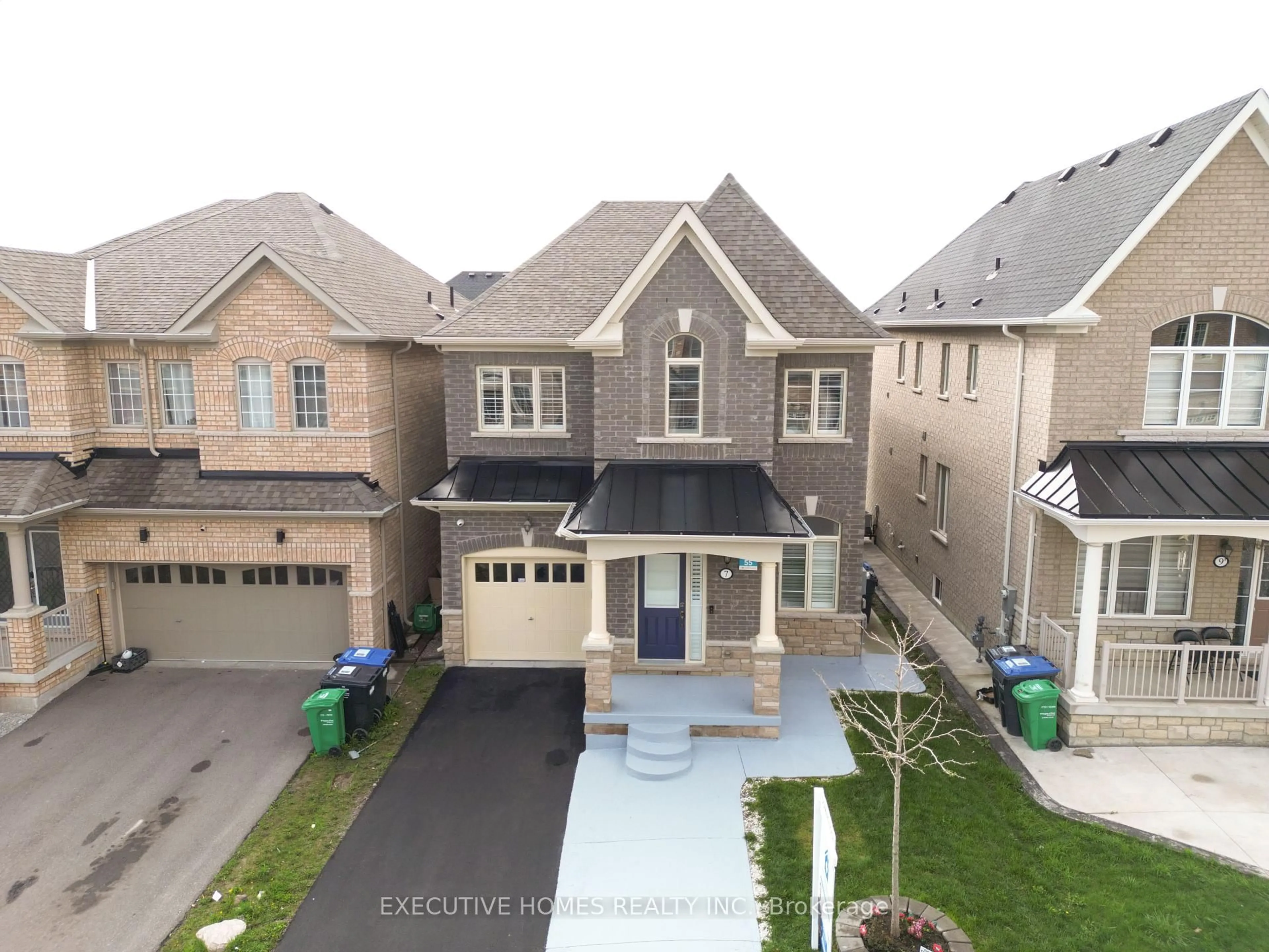 A pic from outside/outdoor area/front of a property/back of a property/a pic from drone, street for 7 Spokanne St, Brampton Ontario L6R 4A2
