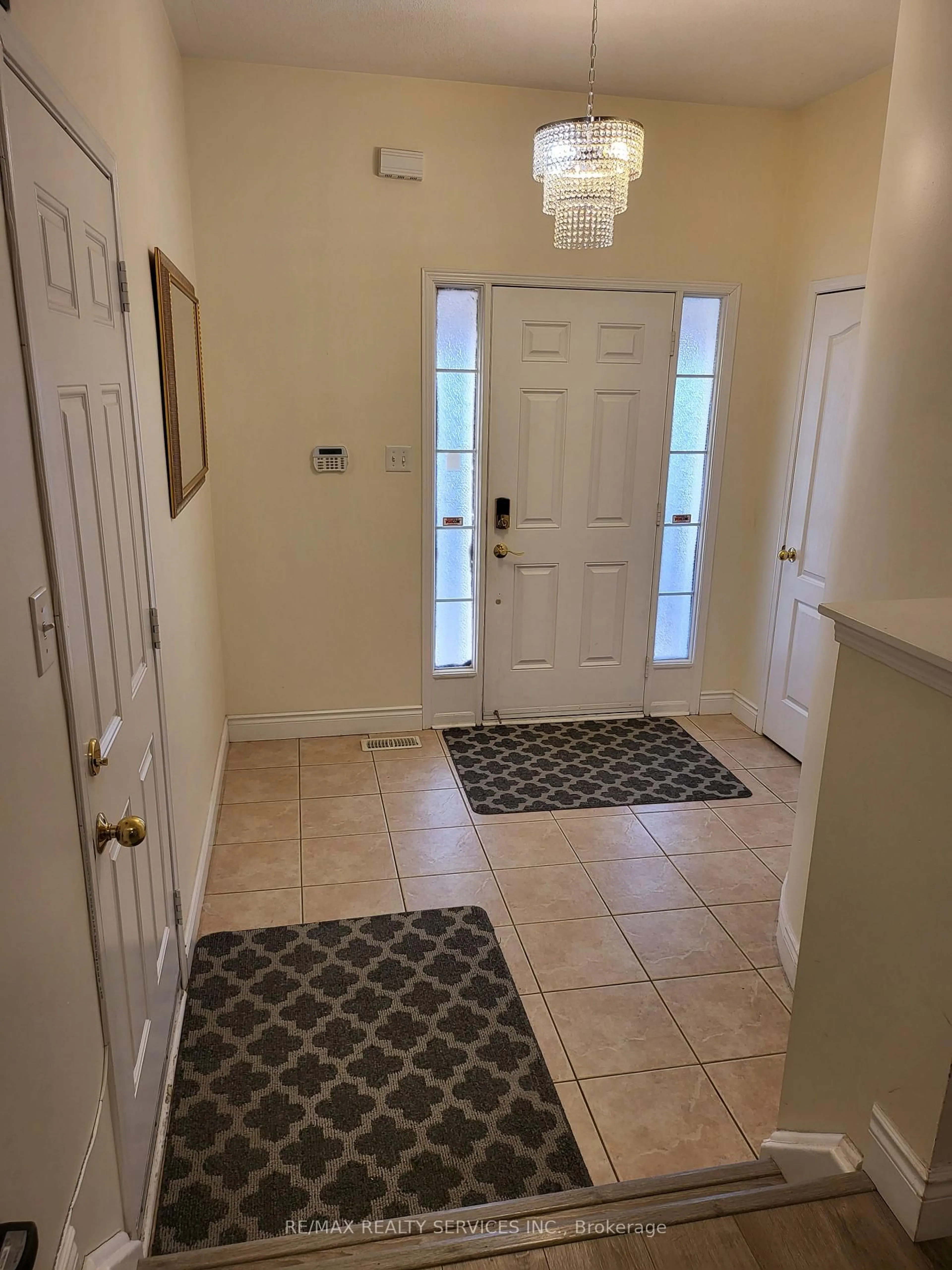 Indoor entryway for 19 Albery Rd, Brampton Ontario L7A 0K7