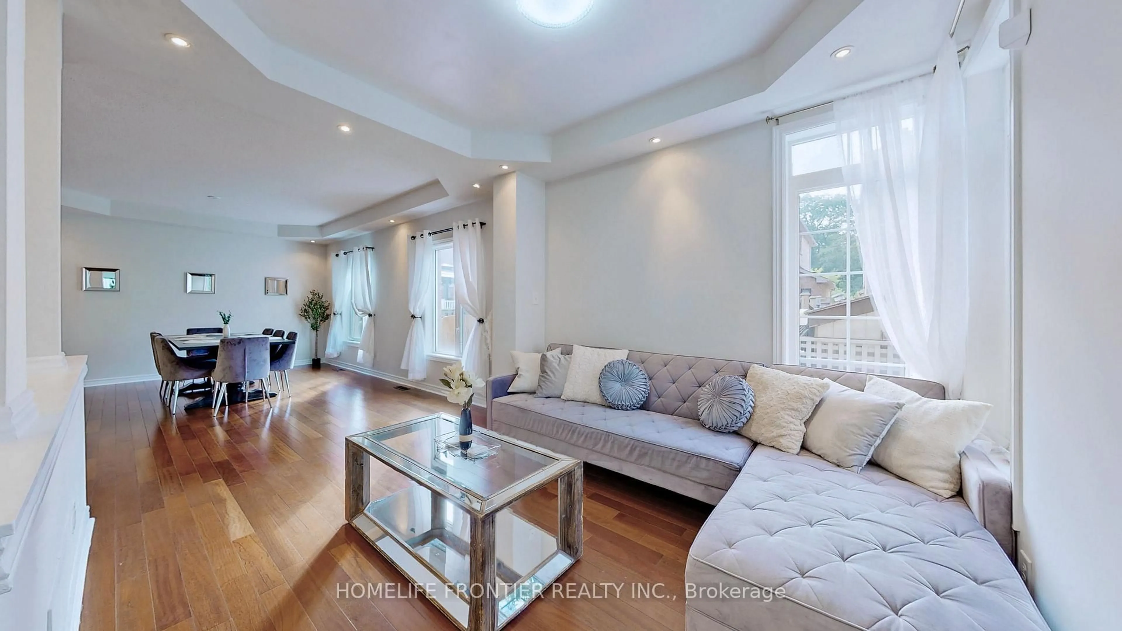 Living room with furniture, unknown for 5186 Doubletree Dr, Mississauga Ontario L5M 8B2