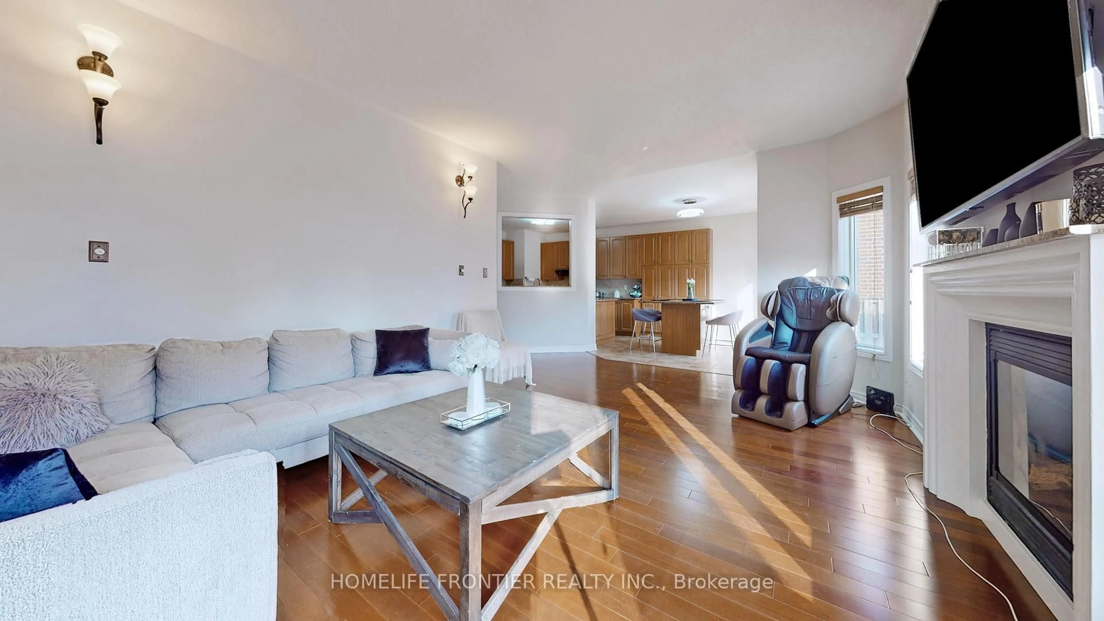 Living room with furniture, wood/laminate floor for 5186 Doubletree Dr, Mississauga Ontario L5M 8B2