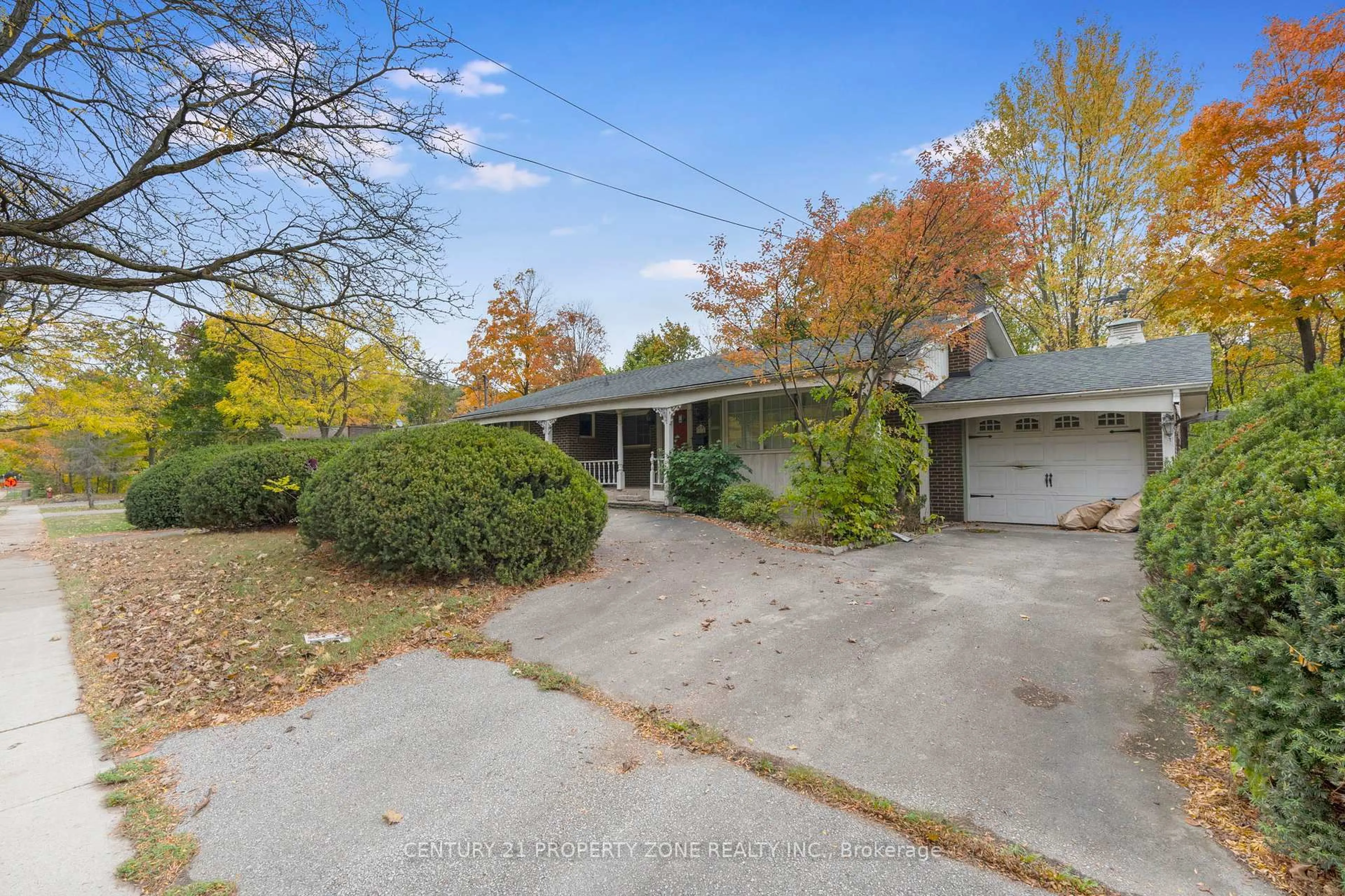 A pic from outside/outdoor area/front of a property/back of a property/a pic from drone, street for 5014 Spruce Ave, Burlington Ontario L7L 1M7