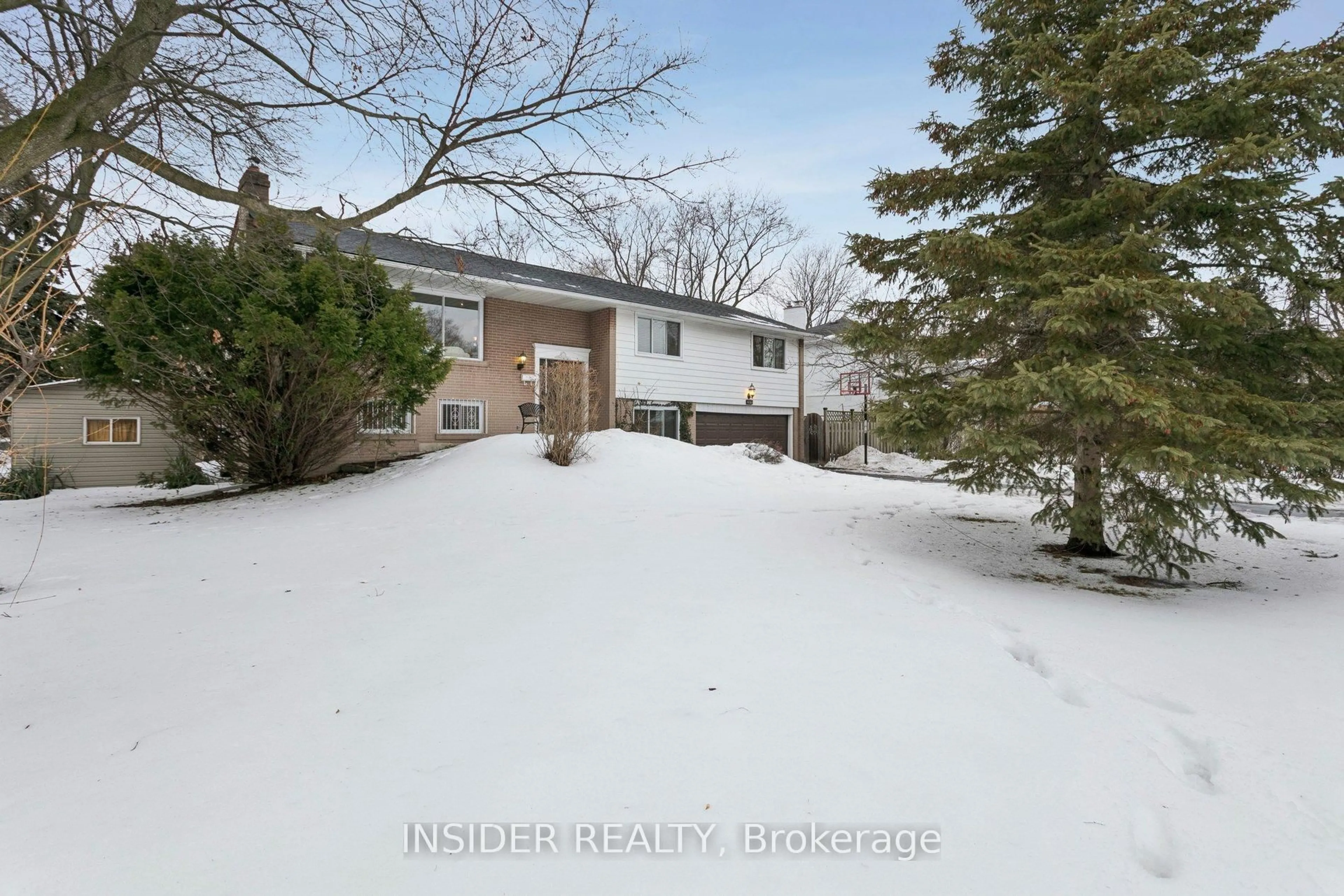 A pic from outside/outdoor area/front of a property/back of a property/a pic from drone, street for 2078 Stanfield Rd, Mississauga Ontario L4Y 1R5