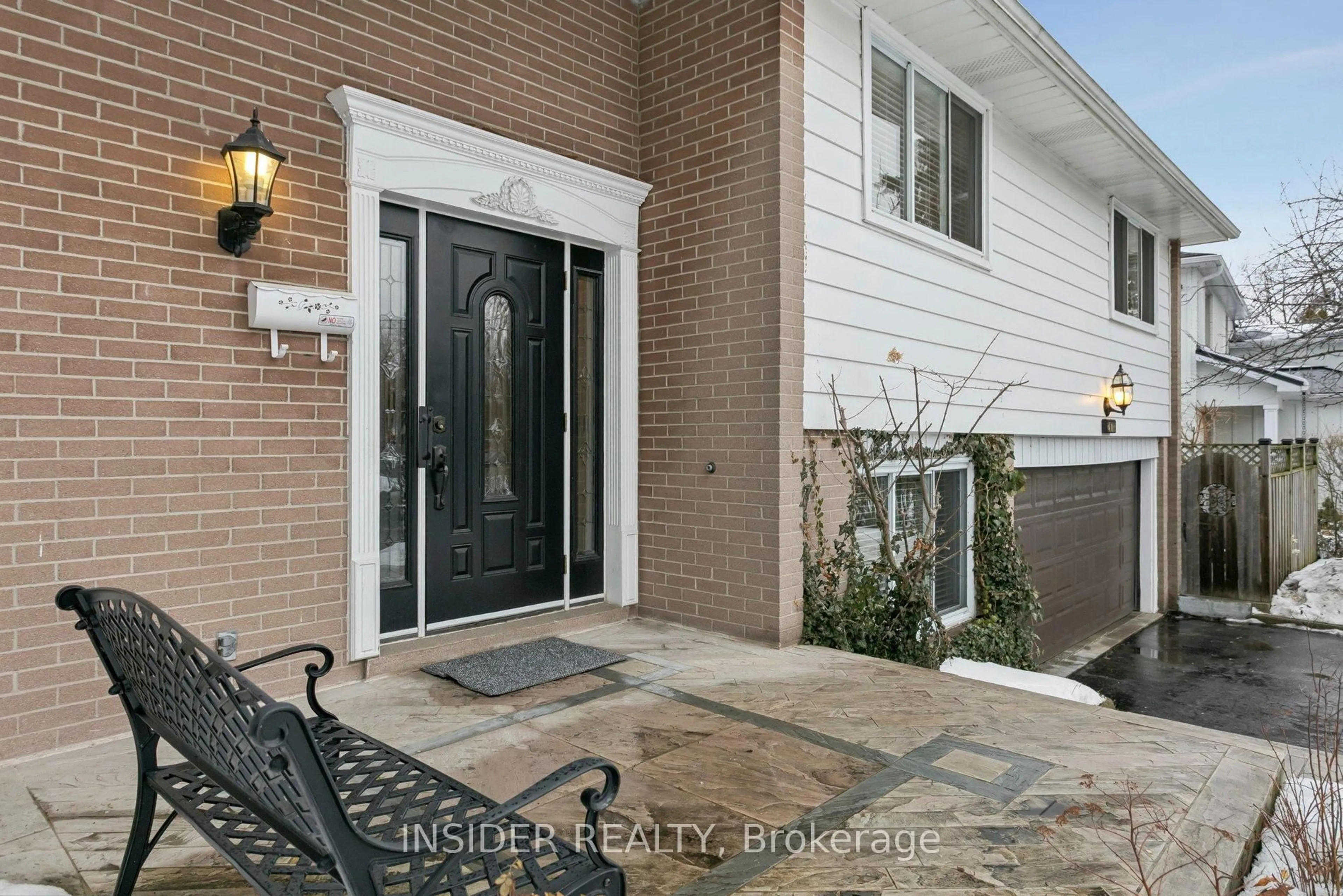 Indoor entryway for 2078 Stanfield Rd, Mississauga Ontario L4Y 1R5