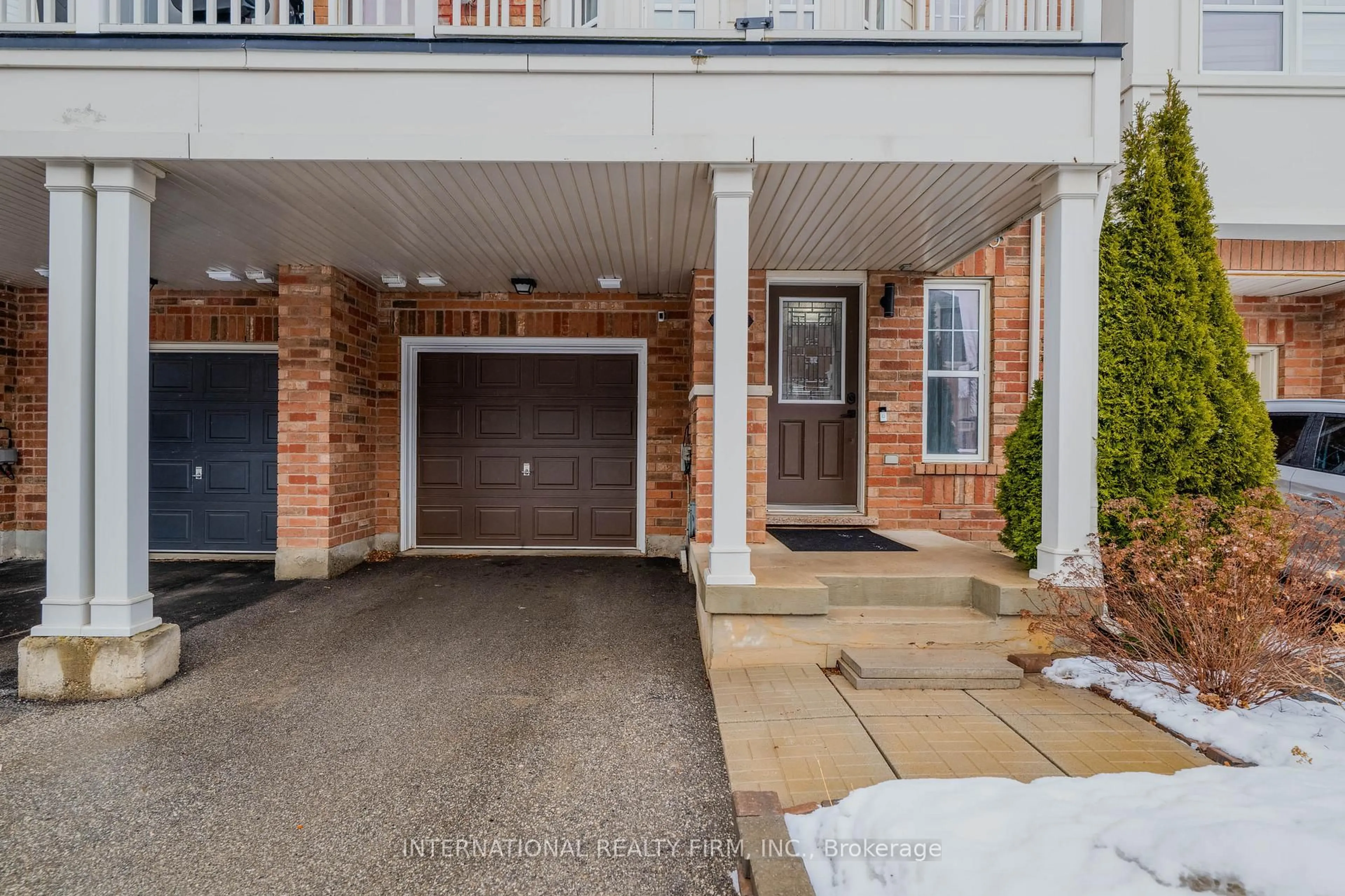 A pic from outside/outdoor area/front of a property/back of a property/a pic from drone, street for 947 Deverell Pl, Milton Ontario L9T 0M3