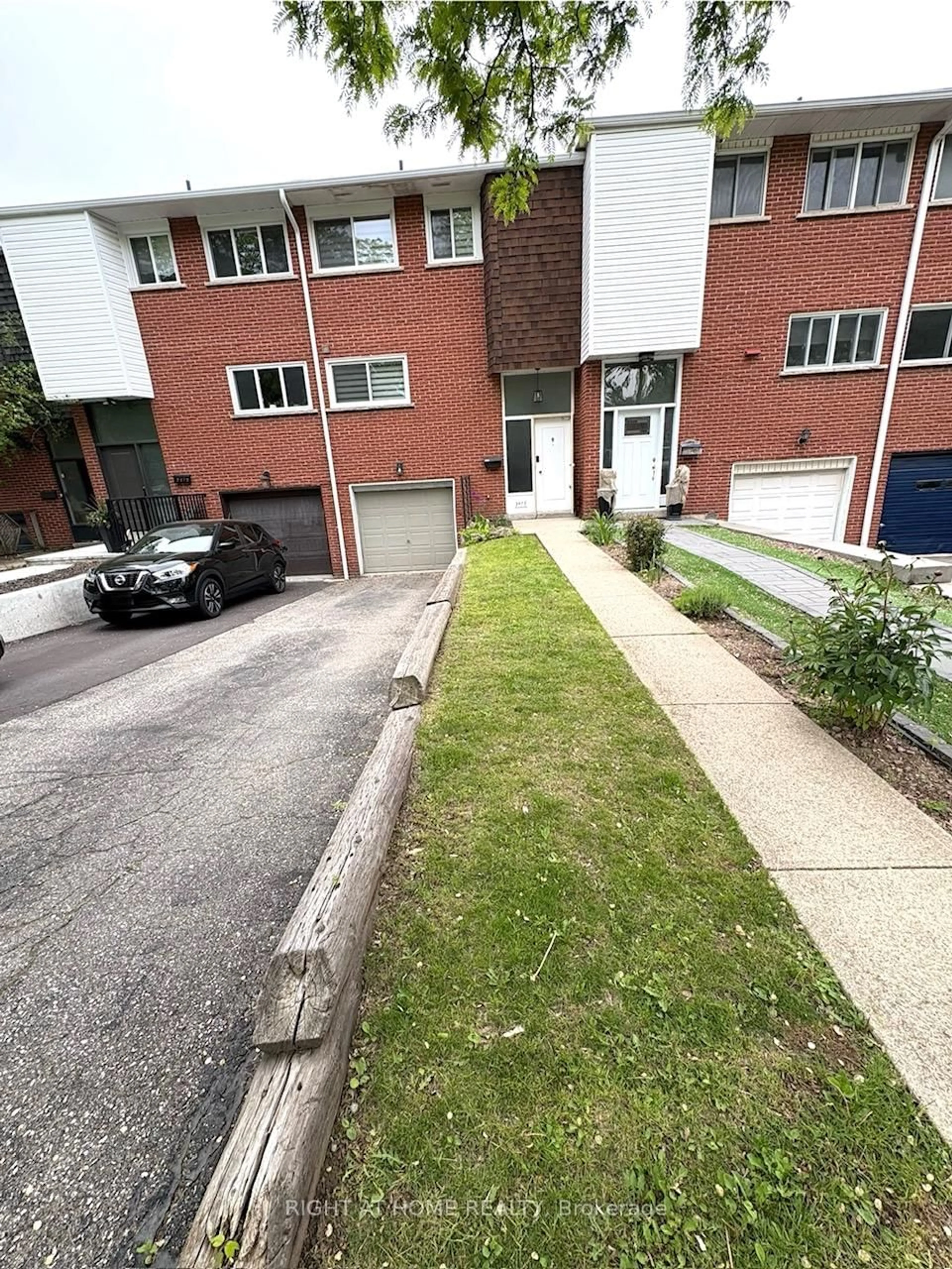 A pic from outside/outdoor area/front of a property/back of a property/a pic from drone, street for 5473 Schueller Cres, Burlington Ontario L7L 3T1