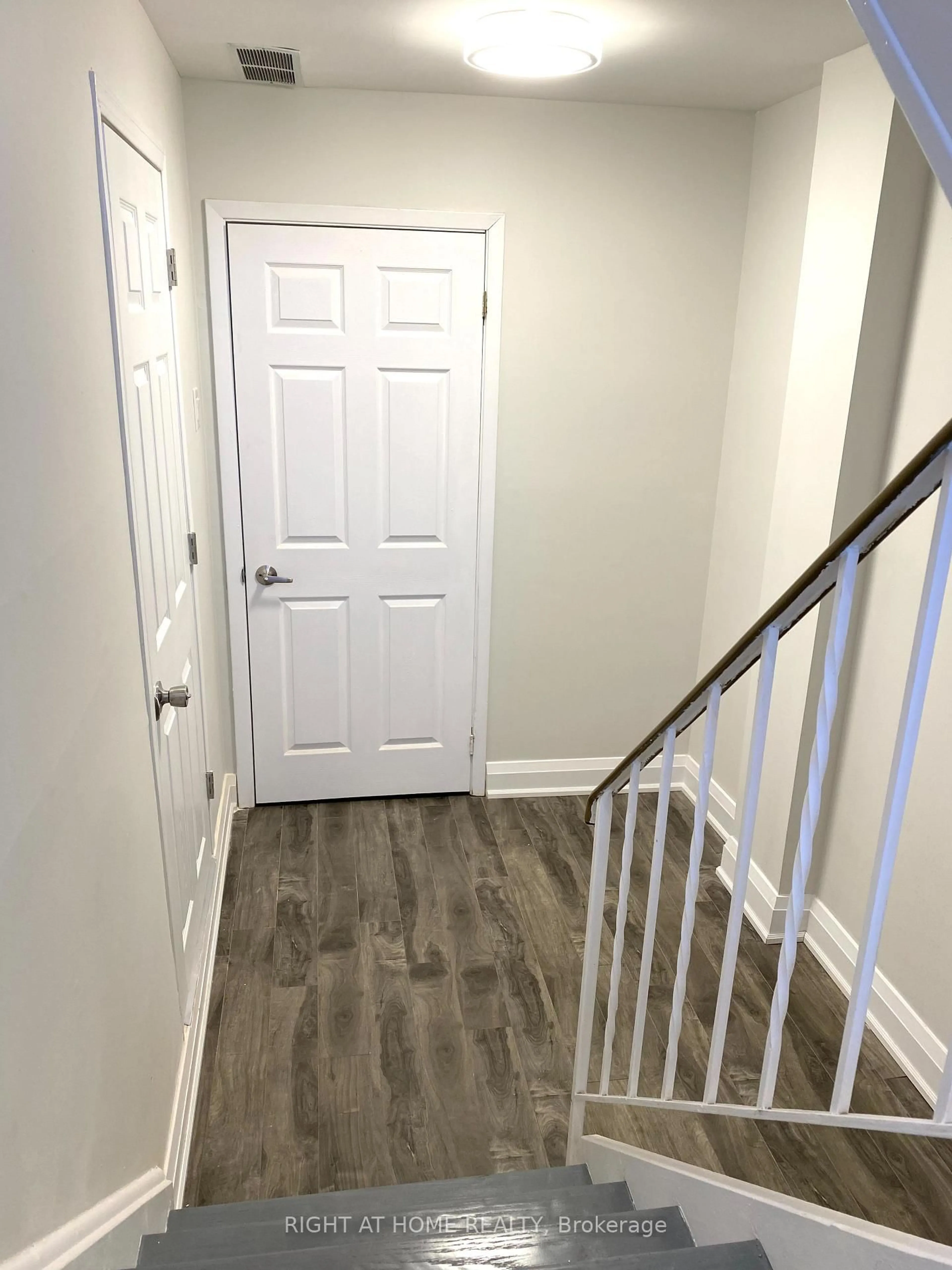Indoor entryway for 5473 Schueller Cres, Burlington Ontario L7L 3T1