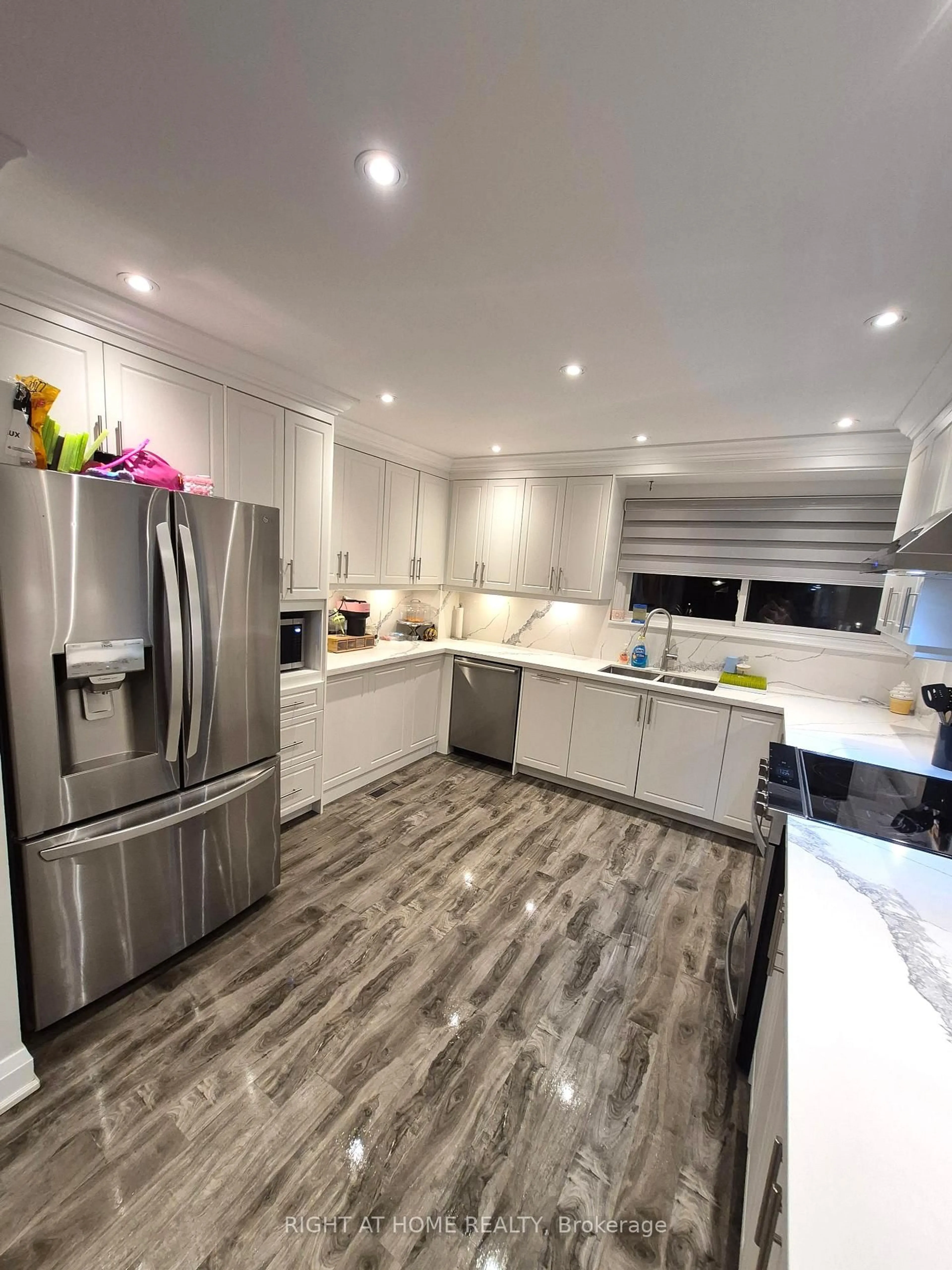 Contemporary kitchen, unknown for 5473 Schueller Cres, Burlington Ontario L7L 3T1