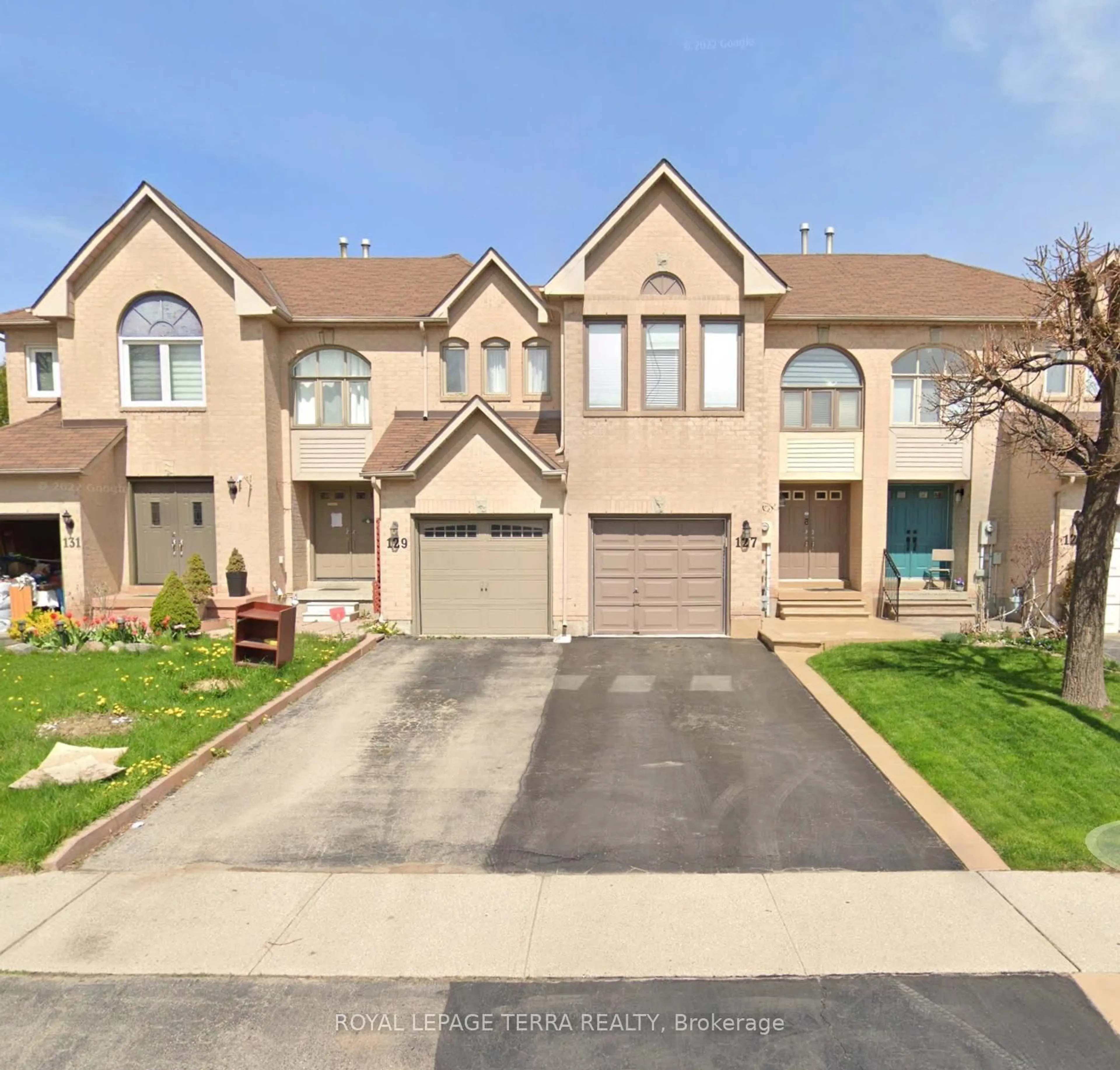 A pic from outside/outdoor area/front of a property/back of a property/a pic from drone, street for 129 Richwood Cres, Brampton Ontario L6X 4N3