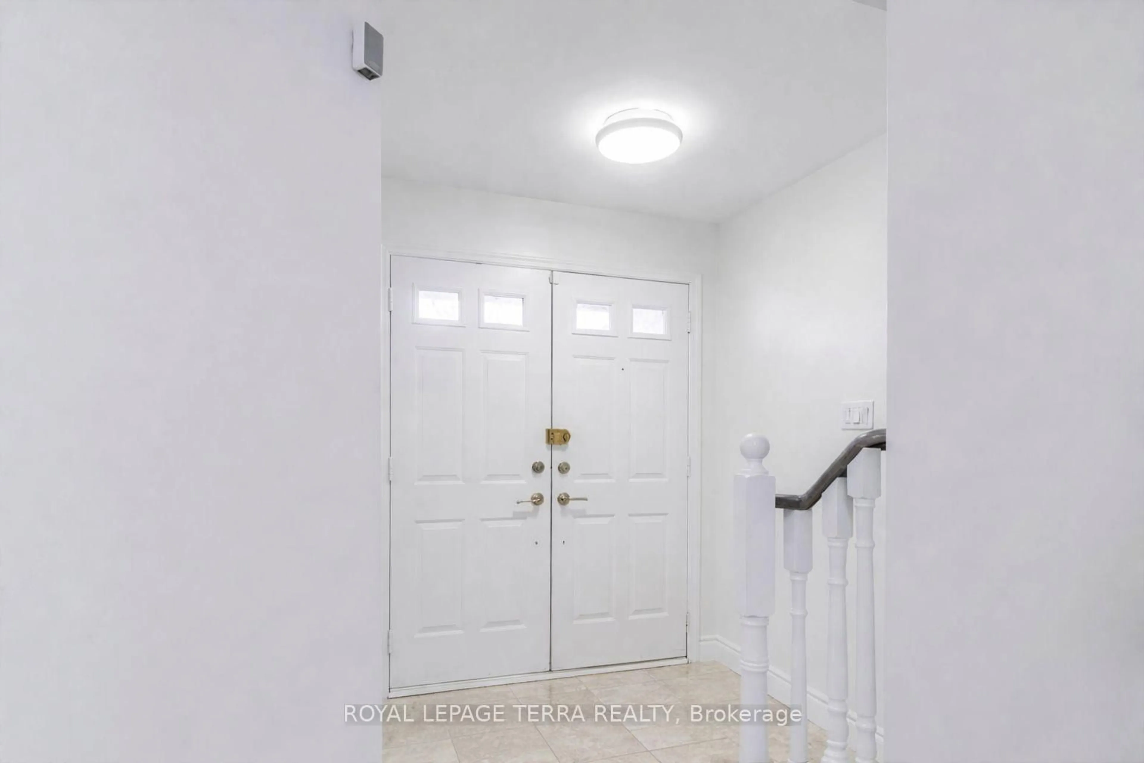 Indoor entryway for 129 Richwood Cres, Brampton Ontario L6X 4N3