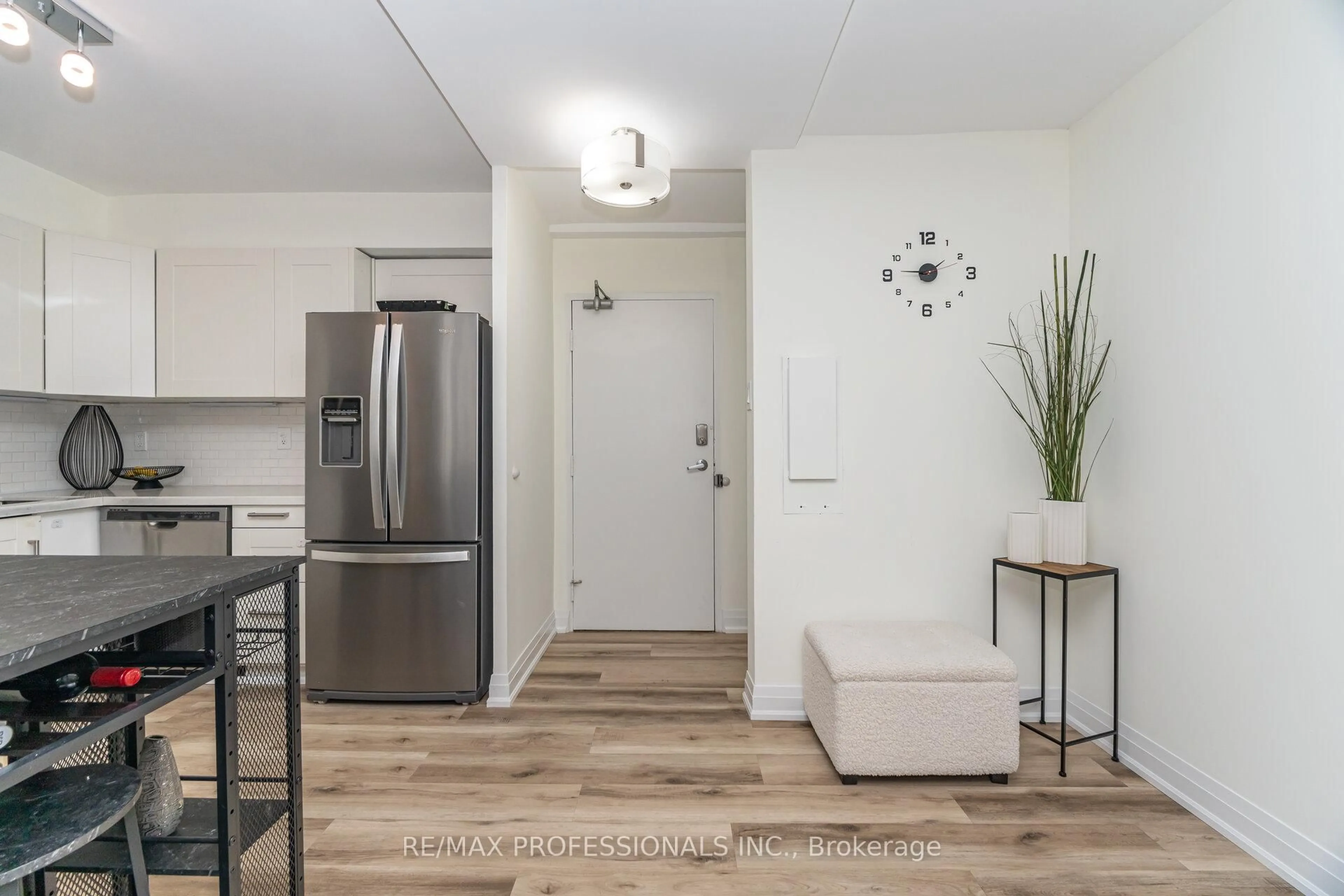 Indoor entryway for 364 The East Mall #326B, Toronto Ontario M9B 6C5