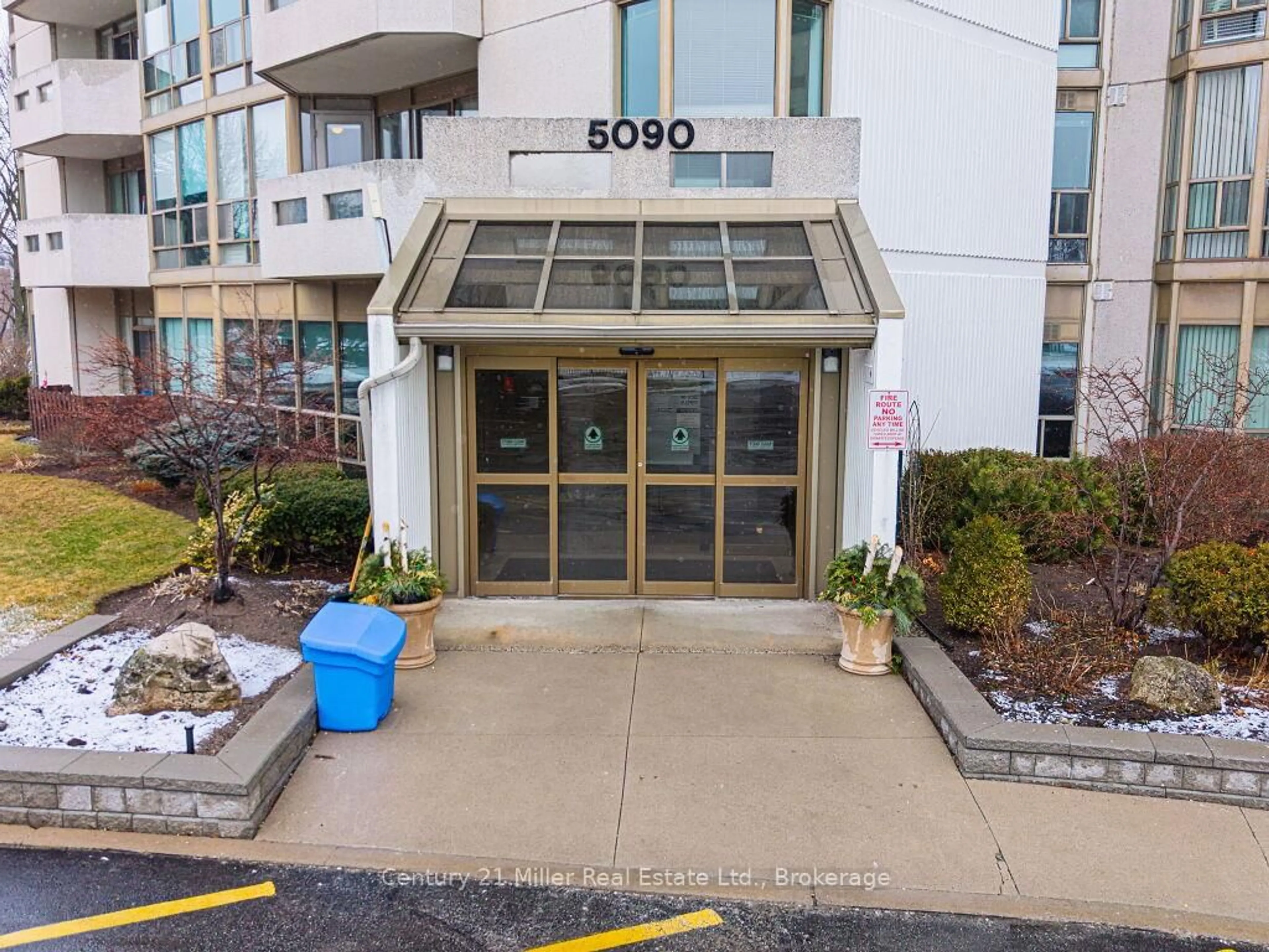 Indoor foyer for 5090 Pinedale Ave #1009, Burlington Ontario L7L 3V8