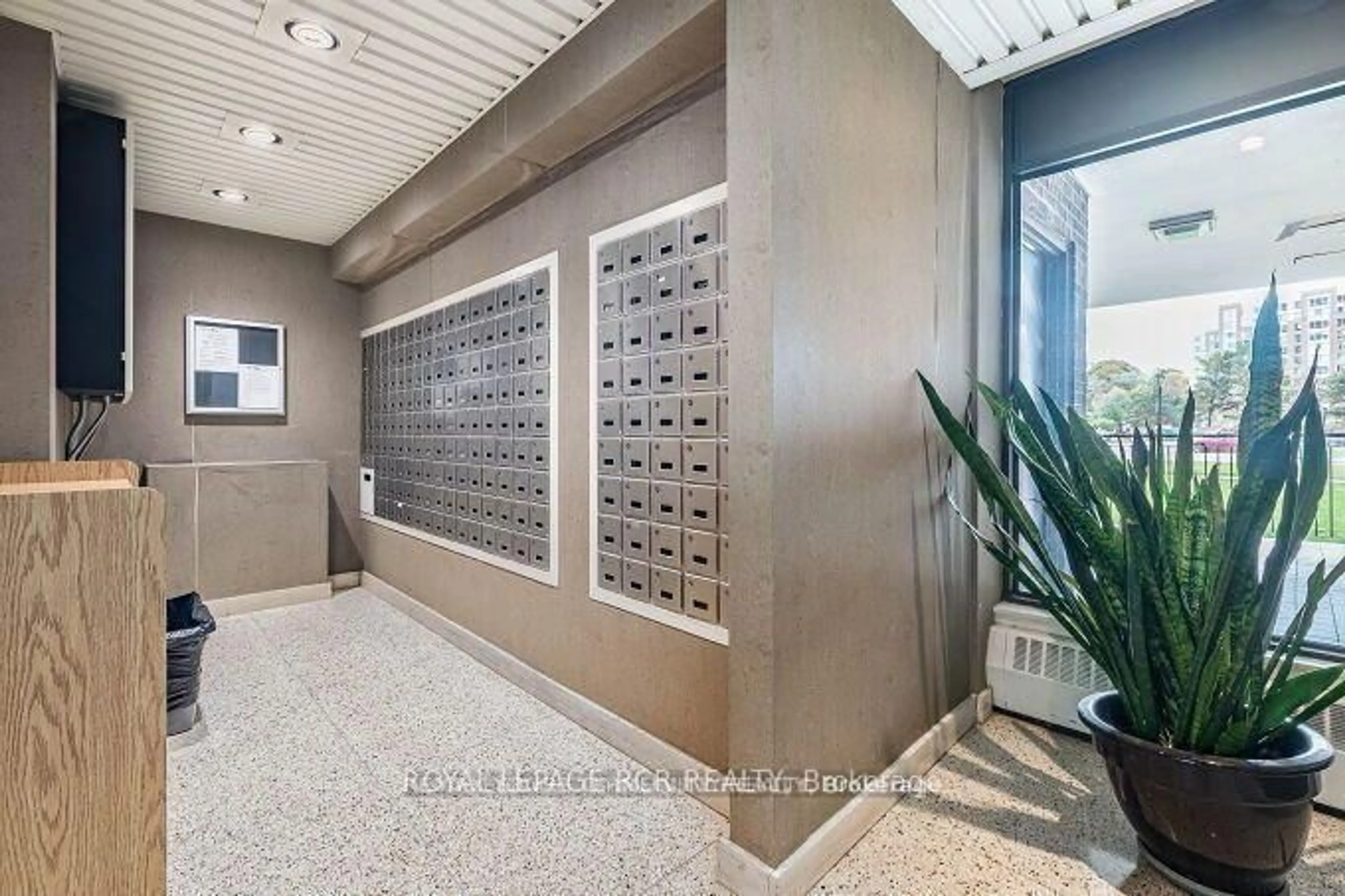 Indoor foyer for 1535 Lakeshore Rd #205, Mississauga Ontario L5E 3E2