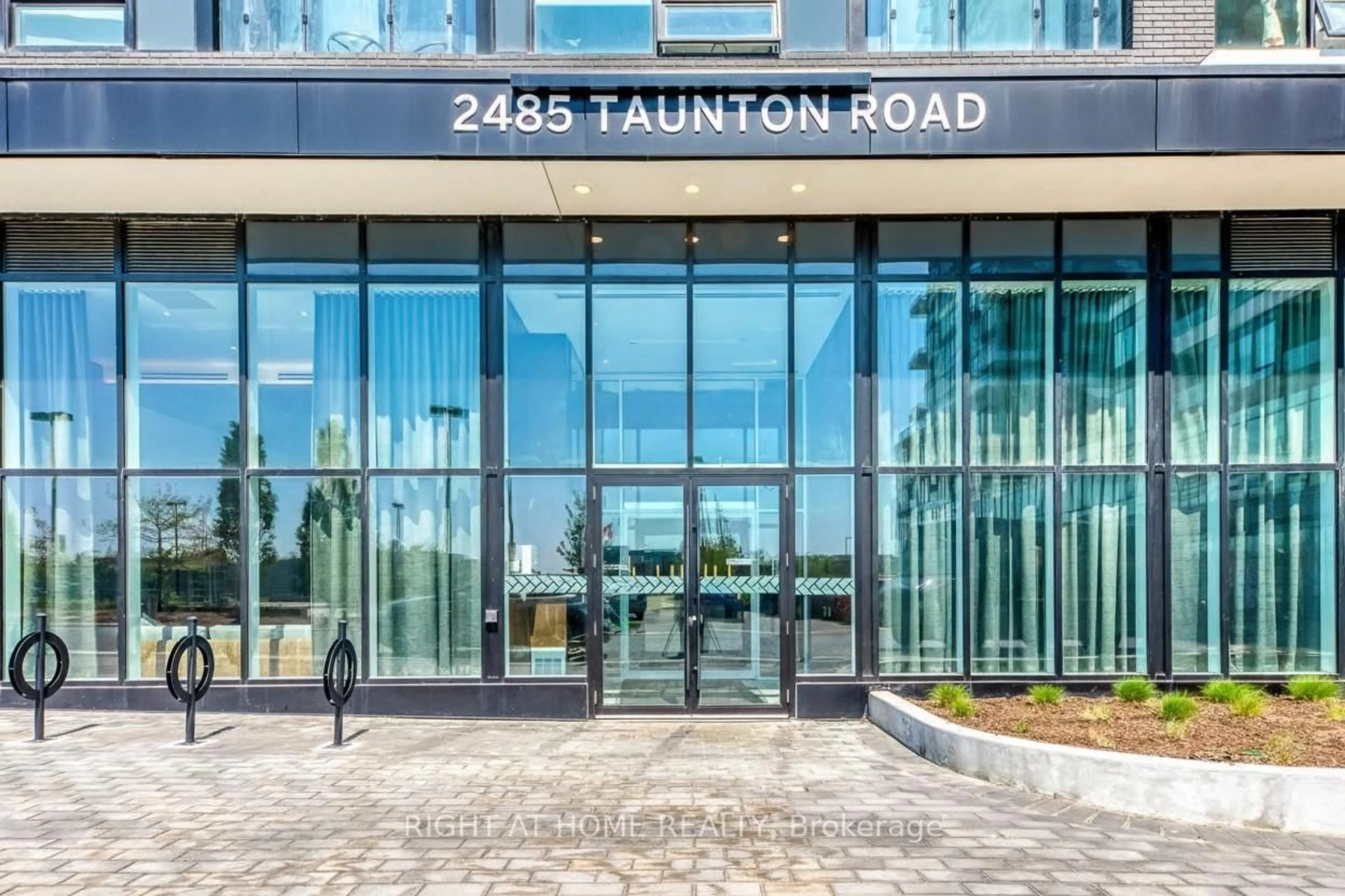 Indoor foyer for 2485 Taunton Rd #354, Oakville Ontario L6H 3R8