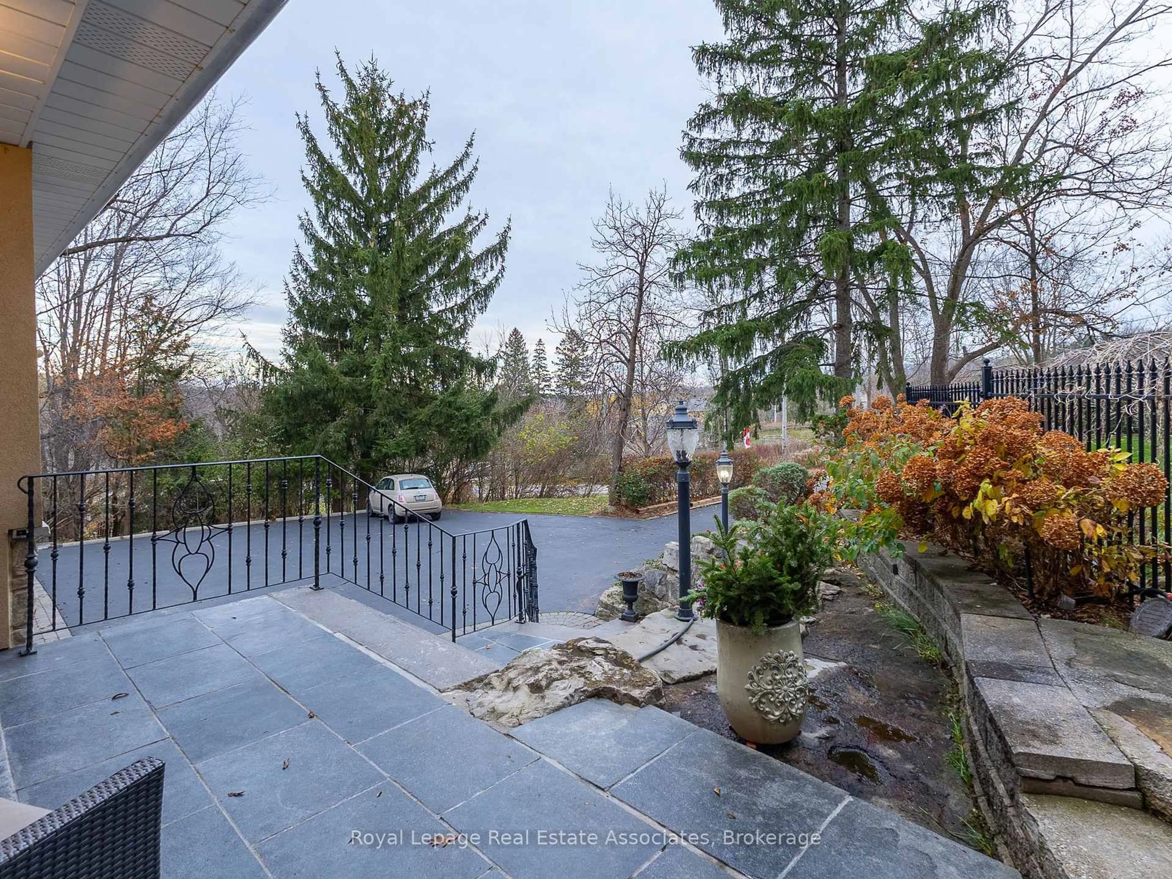 Patio, unknown for 13931 Cromar Crt, Halton Hills Ontario L7G 4S5