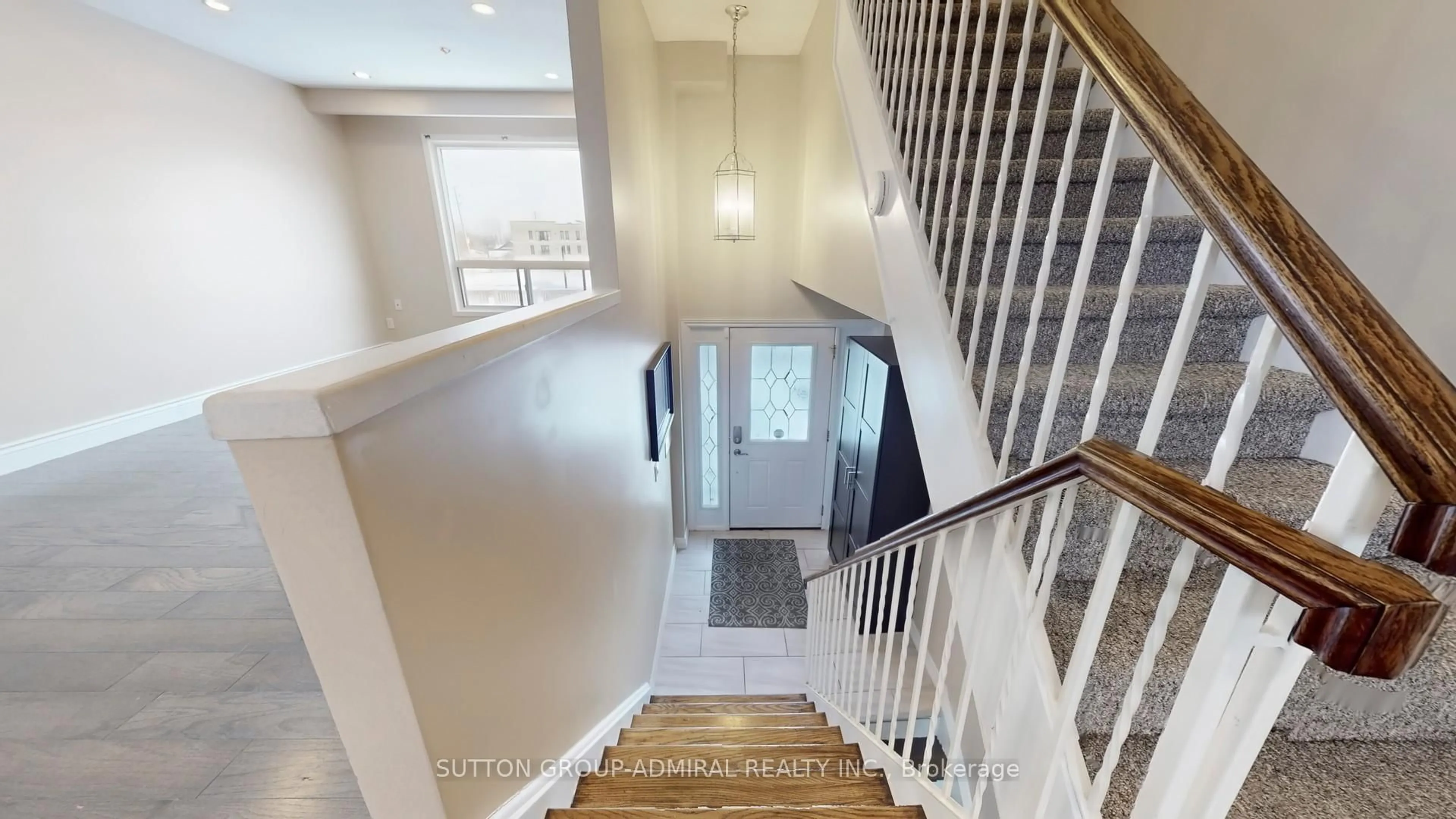 Indoor foyer for 64 Bronte St #8, Milton Ontario L9T 1Y8