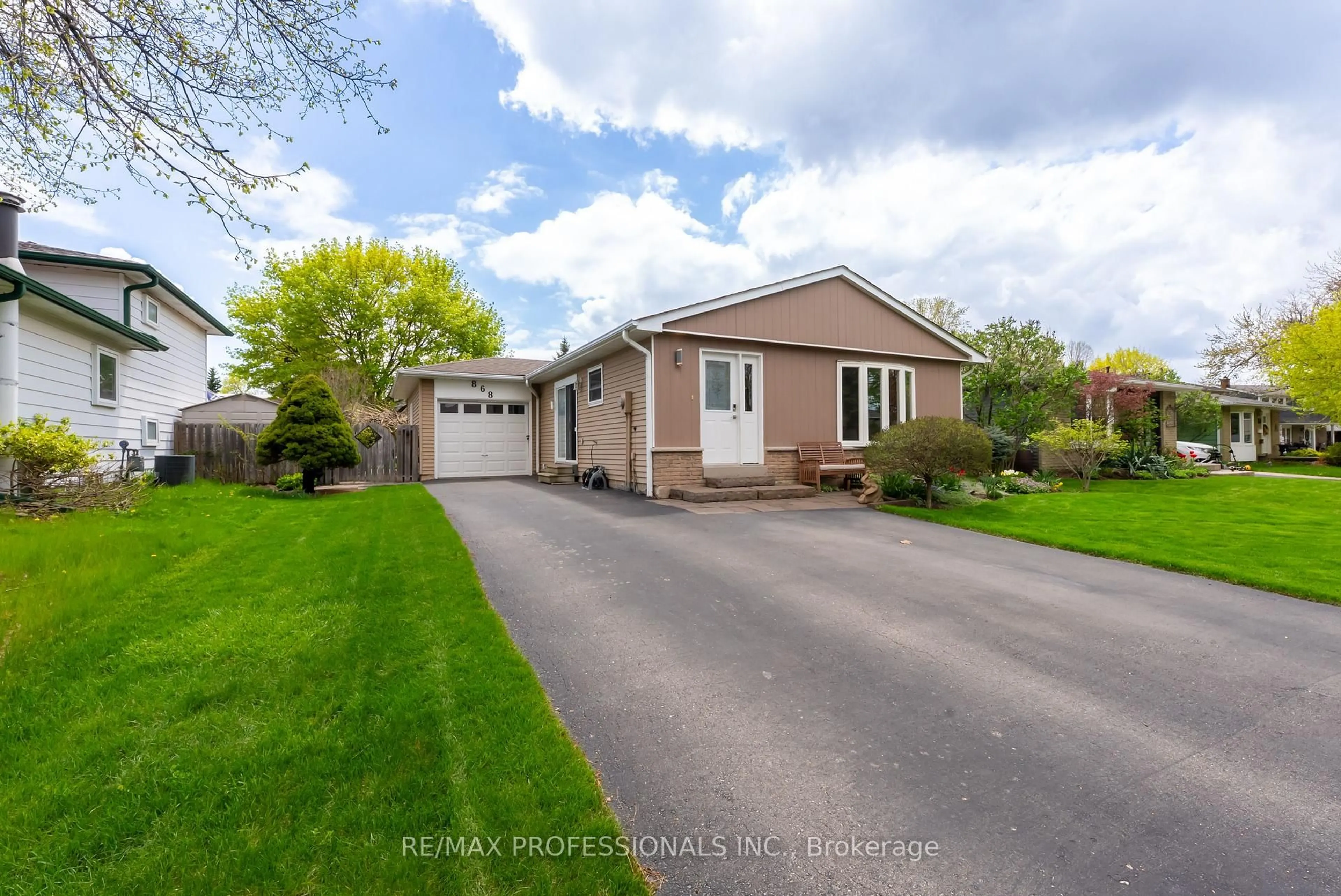 A pic from outside/outdoor area/front of a property/back of a property/a pic from drone, street for 868 Governors Crt, Milton Ontario L9T 3W6