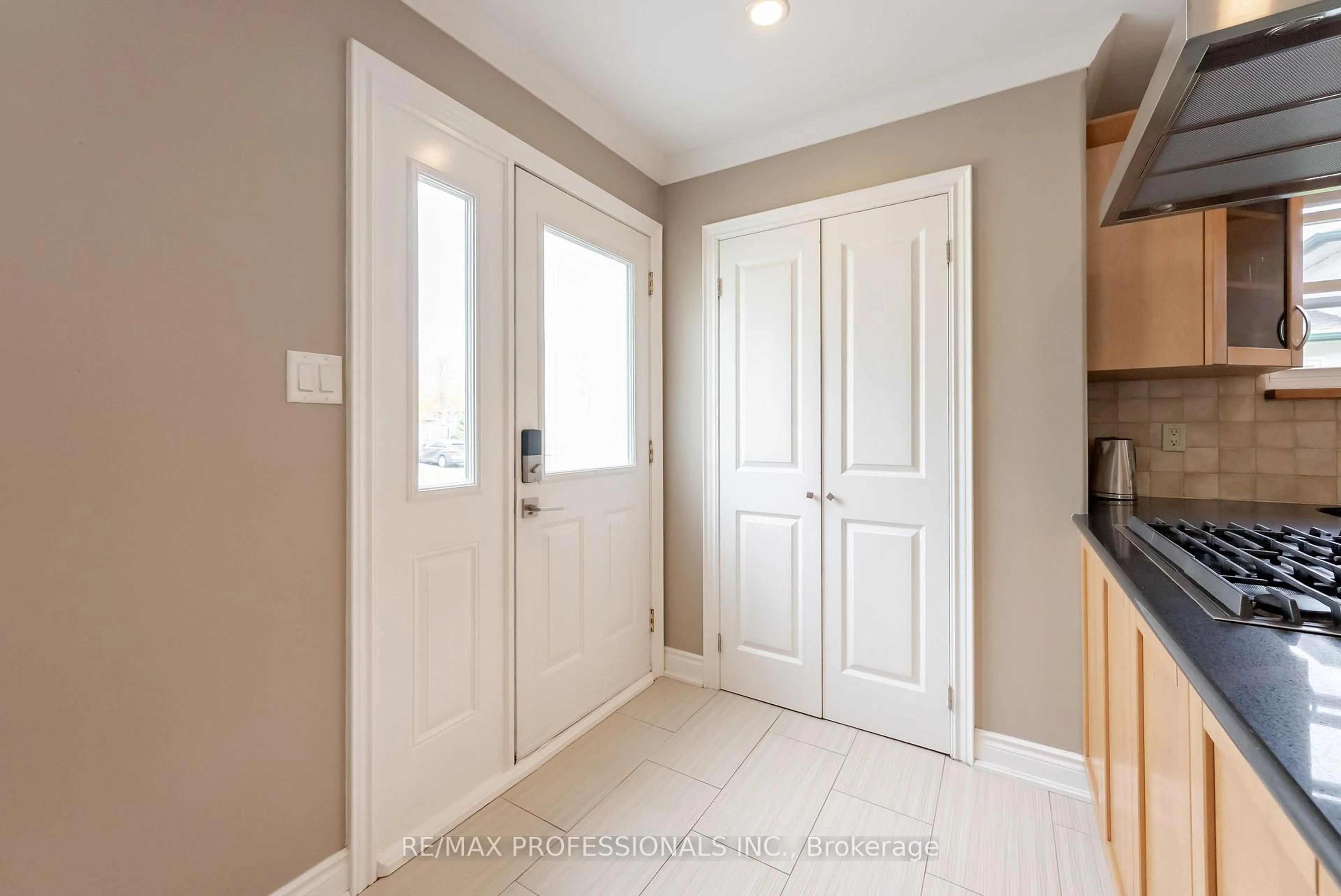 Indoor entryway for 868 Governors Crt, Milton Ontario L9T 3W6