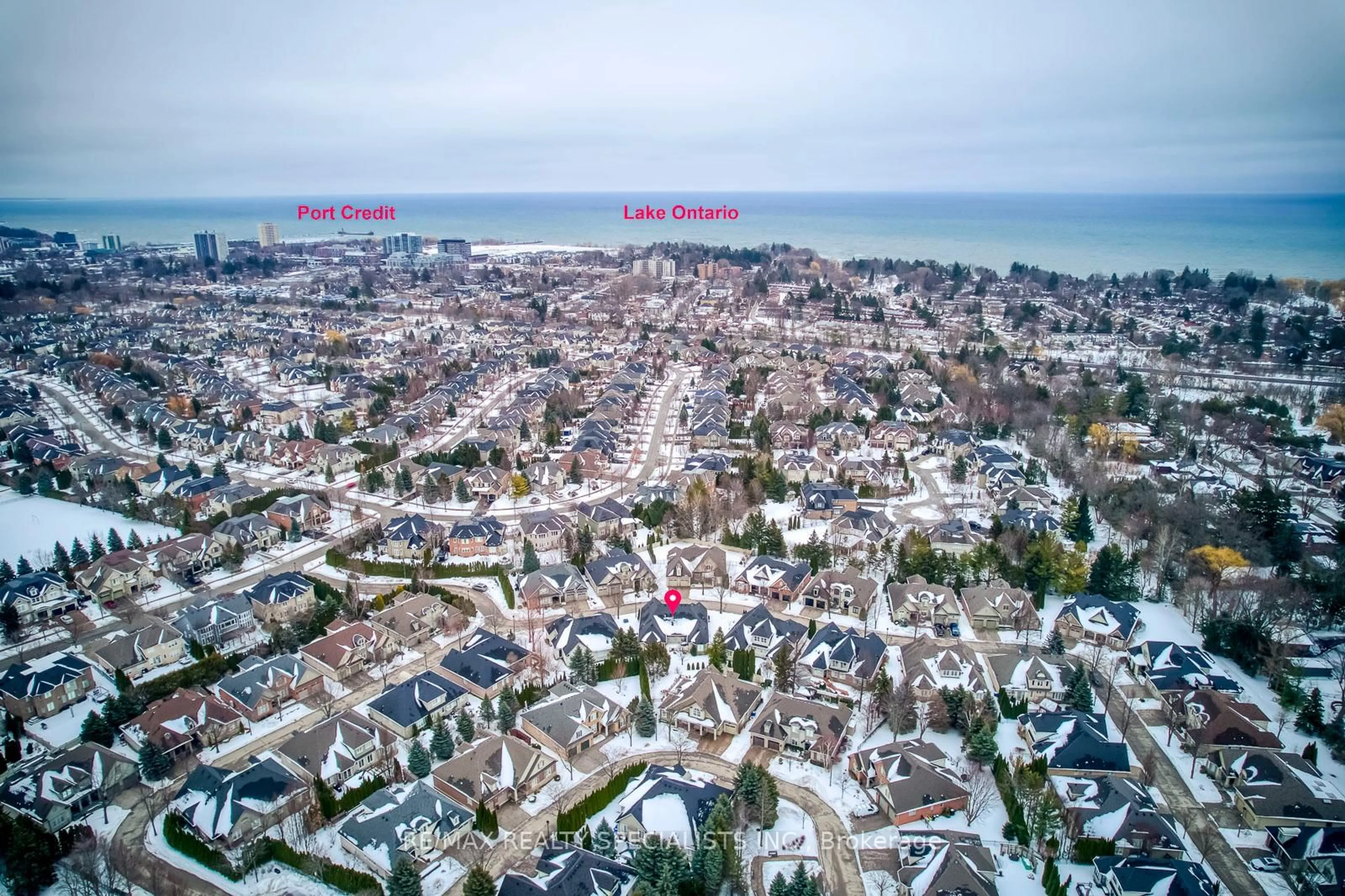 A pic from outside/outdoor area/front of a property/back of a property/a pic from drone, street for 717 Hidden Grove Lane, Mississauga Ontario L5H 4L2