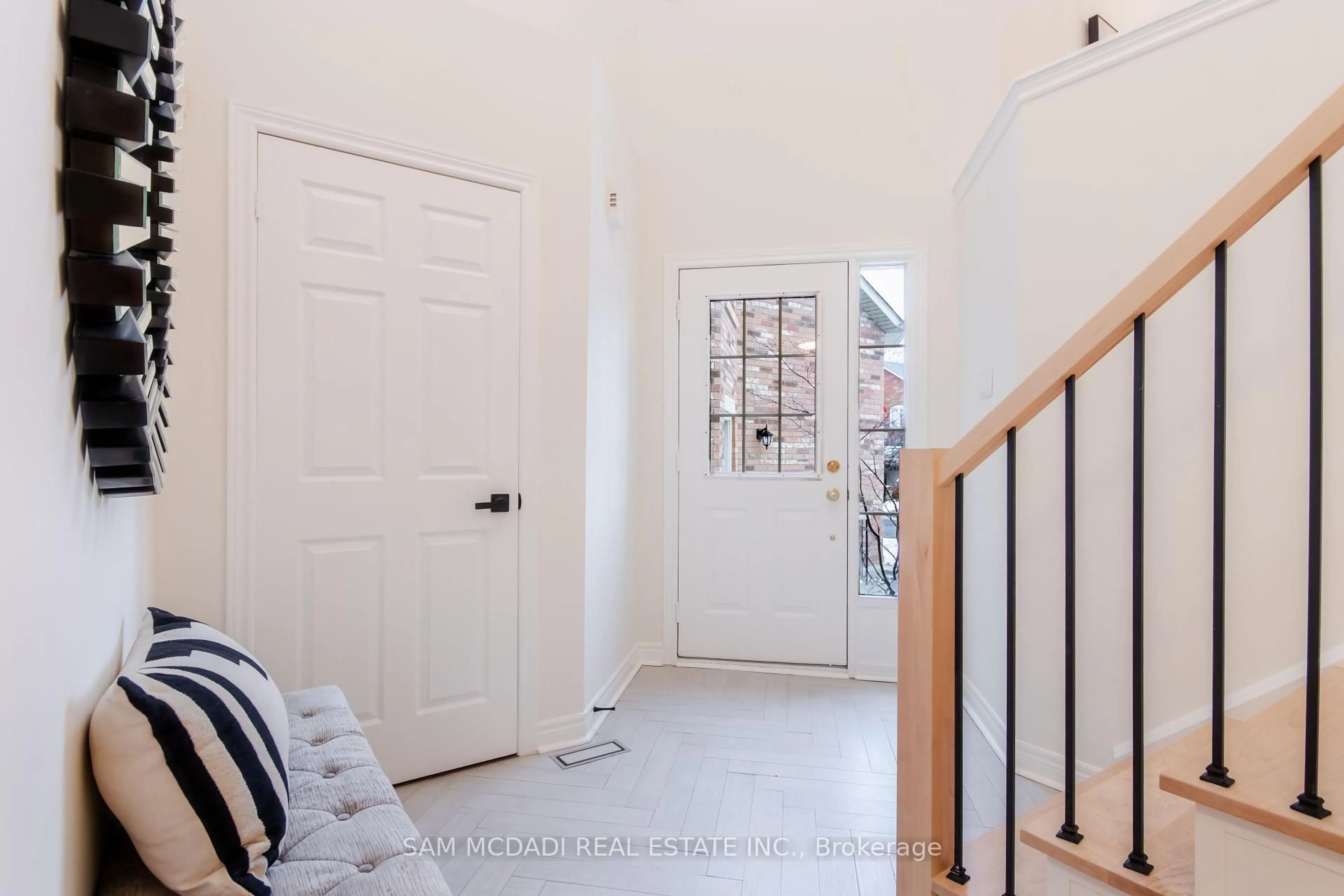 Indoor entryway for 223 Rebecca St #46, Oakville Ontario L6K 3Y2