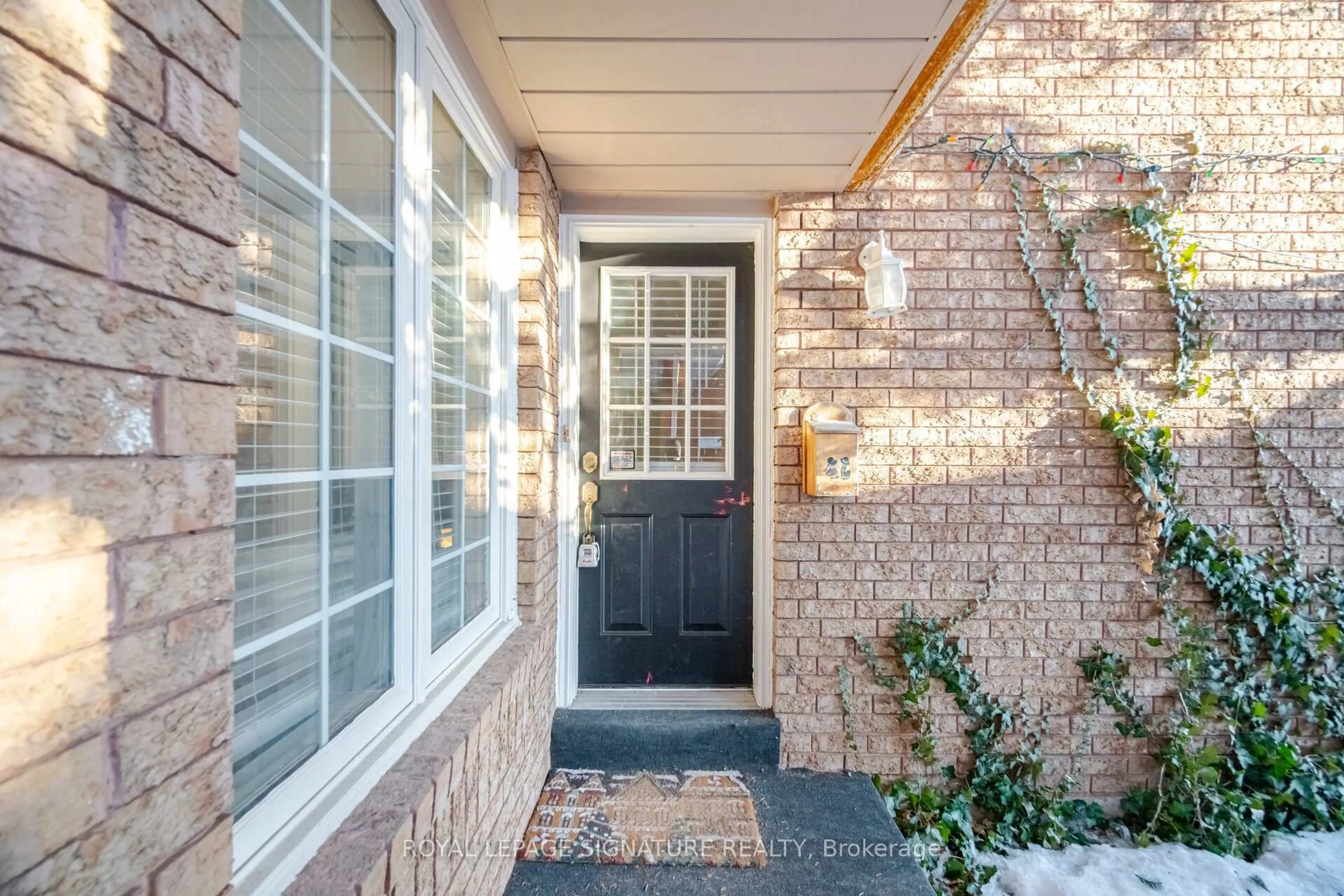 Indoor entryway for 6945 Gracefield Dr, Mississauga Ontario L5N 6T9