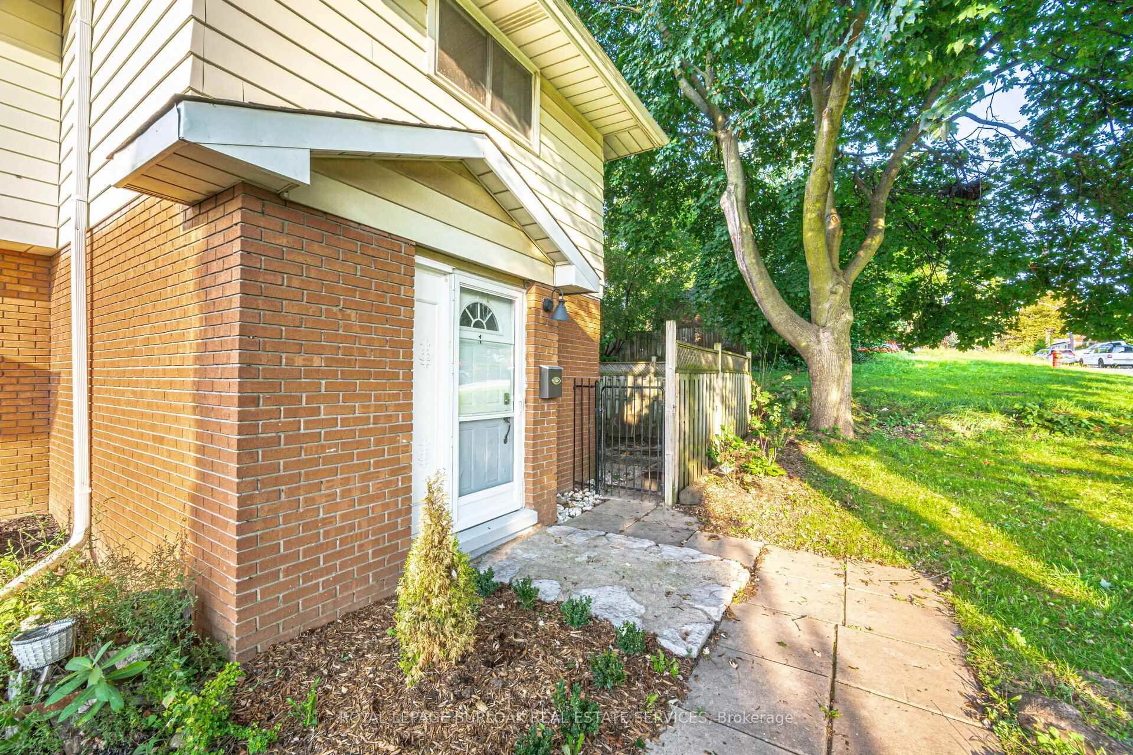 Home with brick exterior material, street for 1116 Homewood Dr #1, Burlington Ontario L7P 2M2