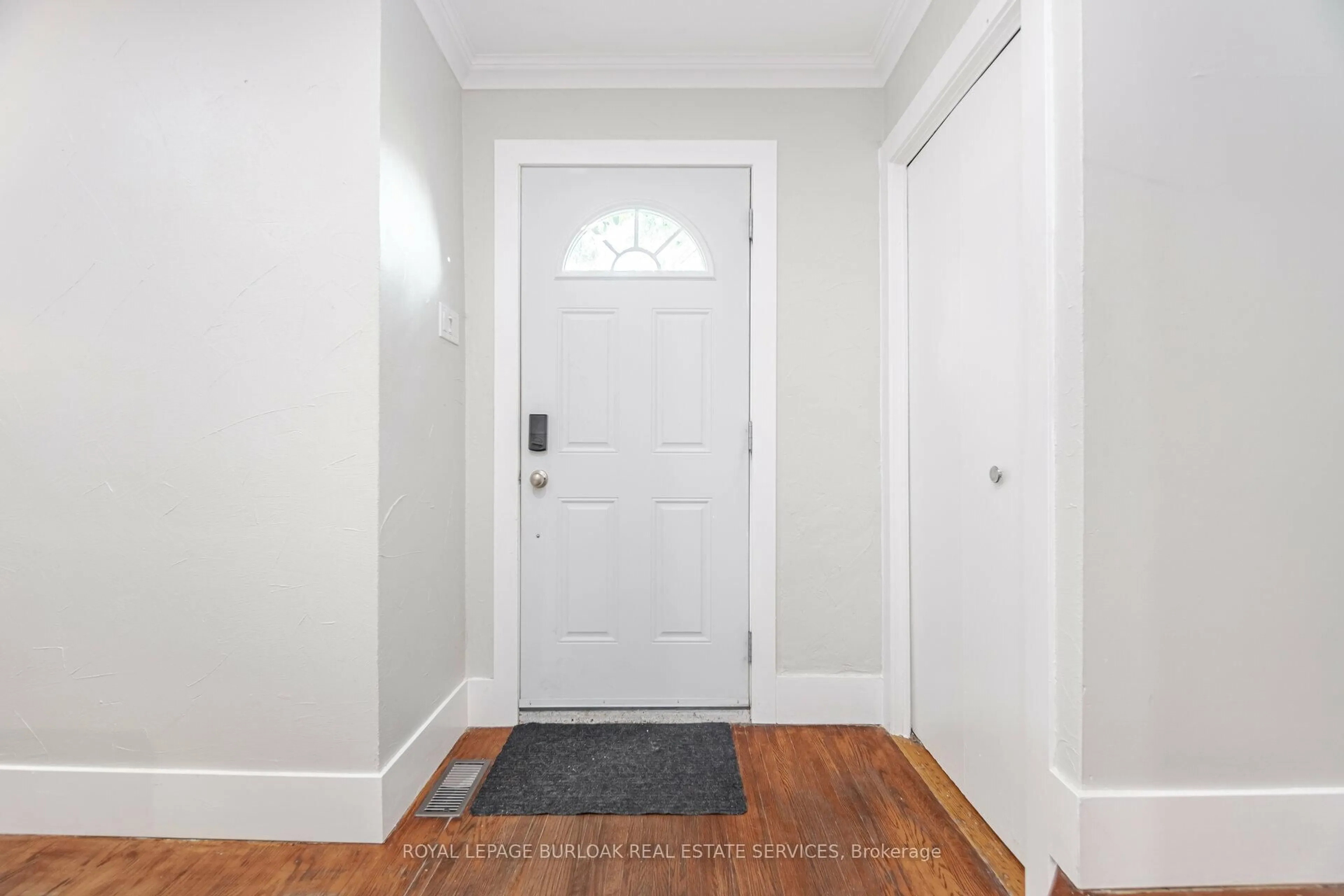 Indoor entryway for 1116 Homewood Dr #1, Burlington Ontario L7P 2M2