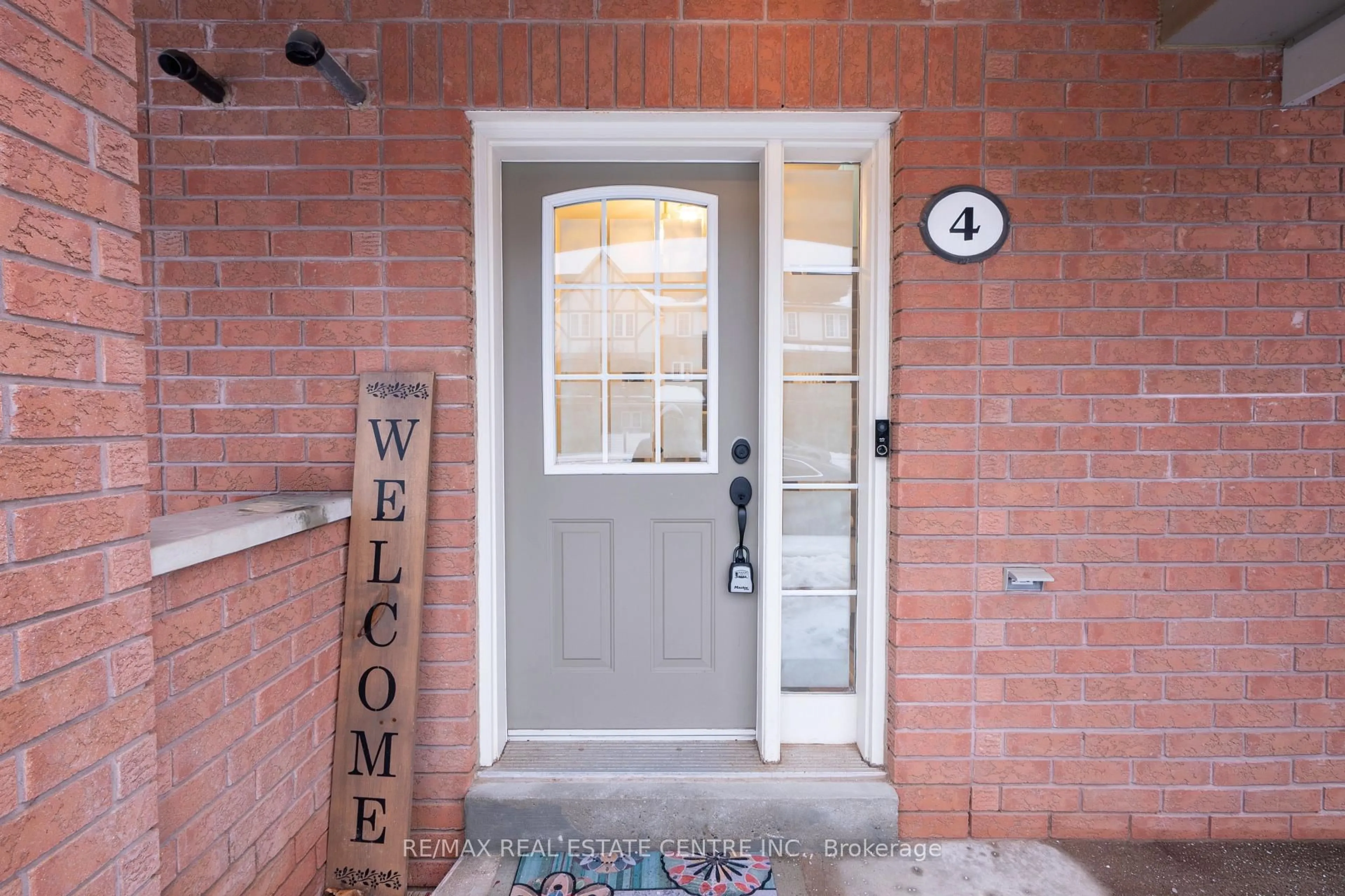 Indoor entryway for 2360 Parkhaven Blvd #4, Oakville Ontario L6H 7S6