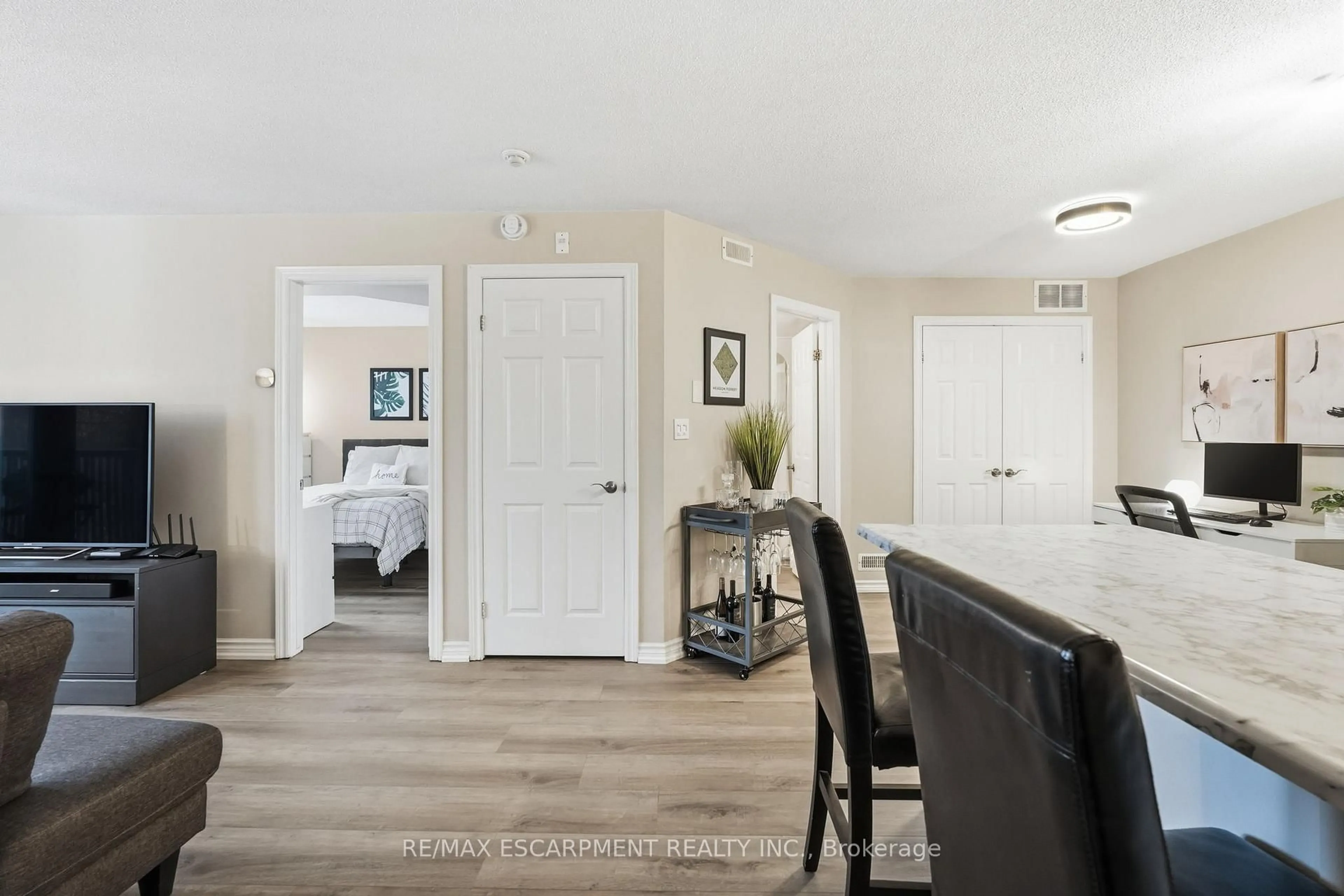 Unknown for 2040 Cleaver Ave #315, Burlington Ontario L7M 4C4