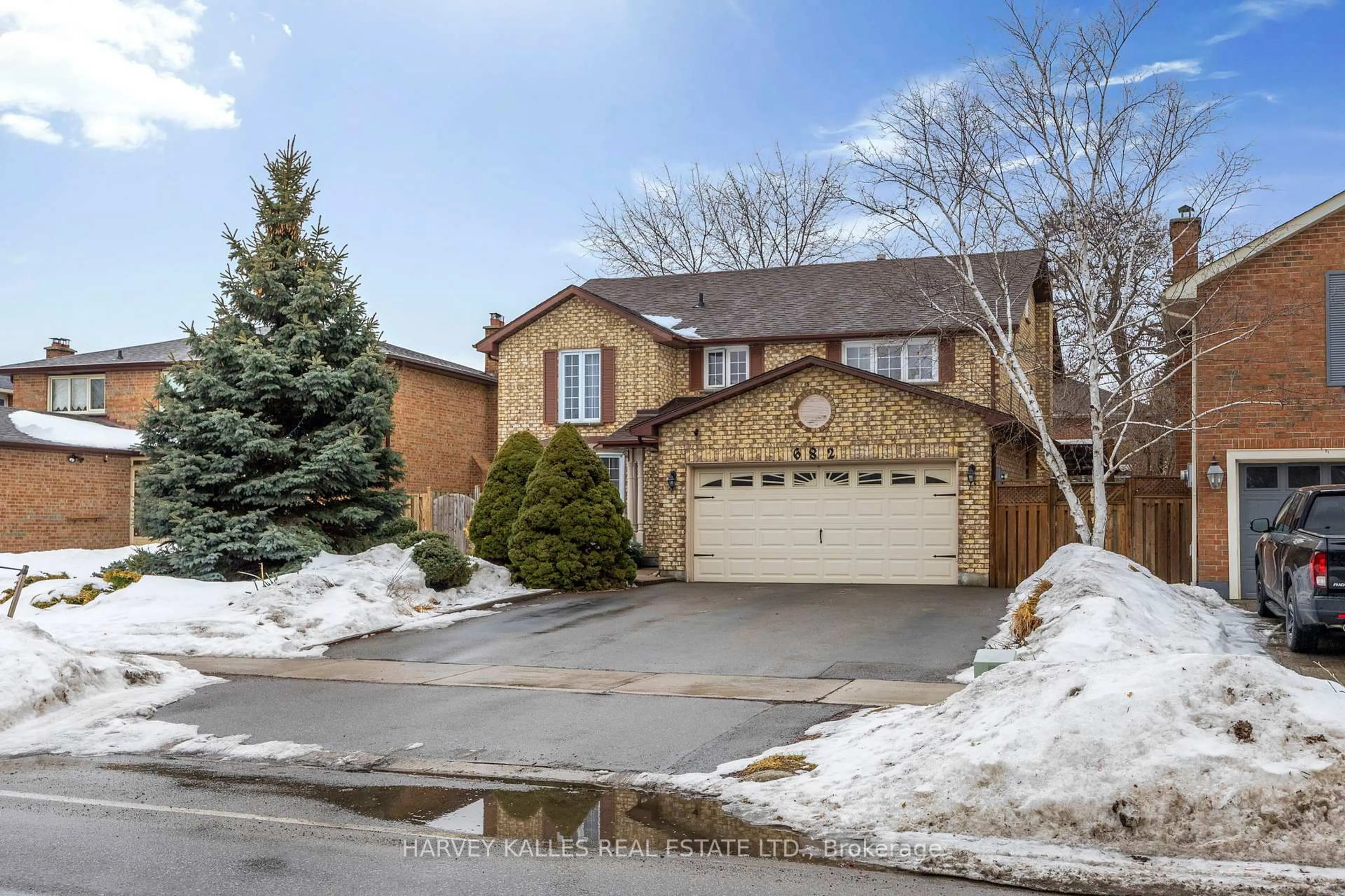 Home with brick exterior material, street for 682 Willowbank Tr, Mississauga Ontario L4W 3L8