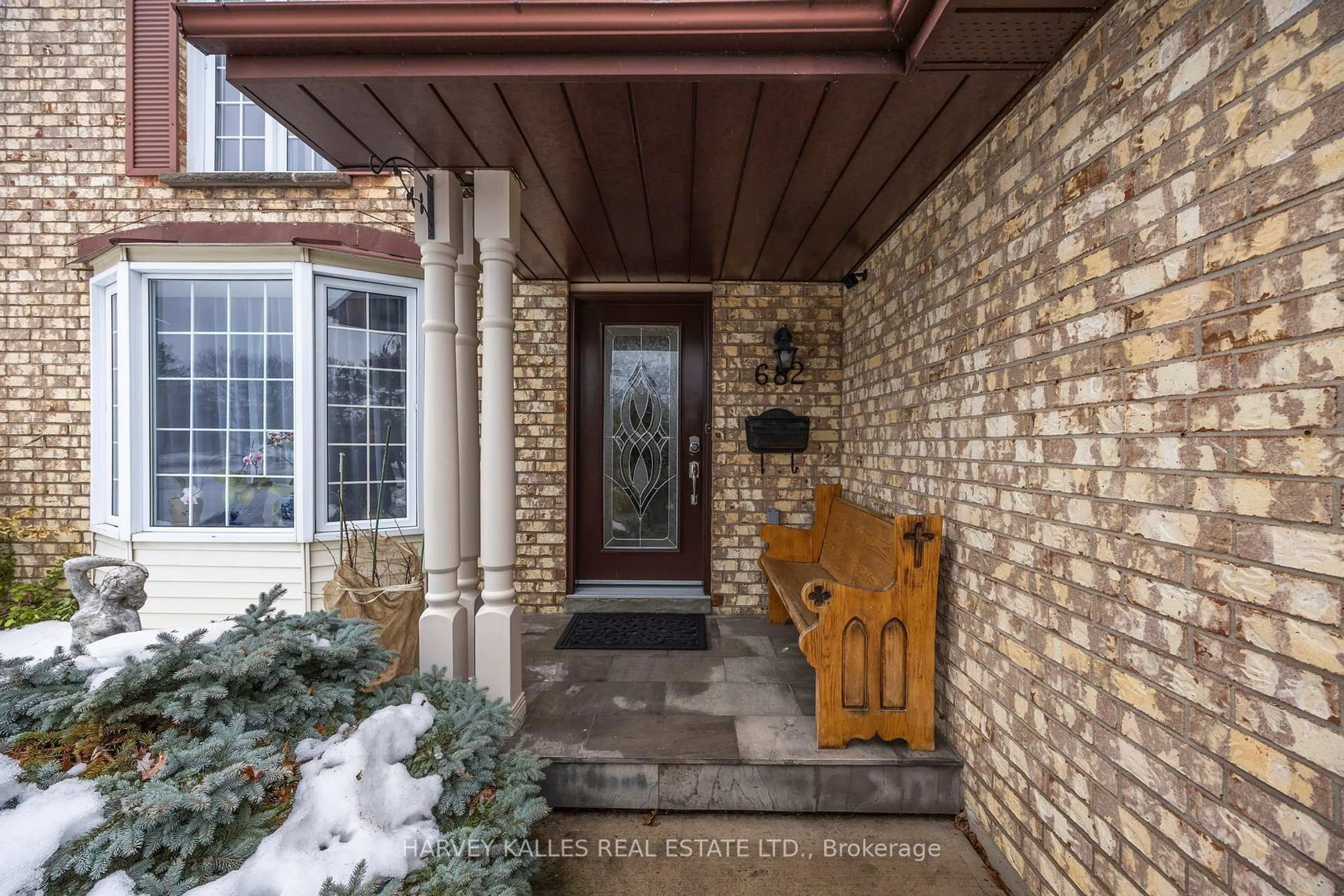 Indoor entryway for 682 Willowbank Tr, Mississauga Ontario L4W 3L8