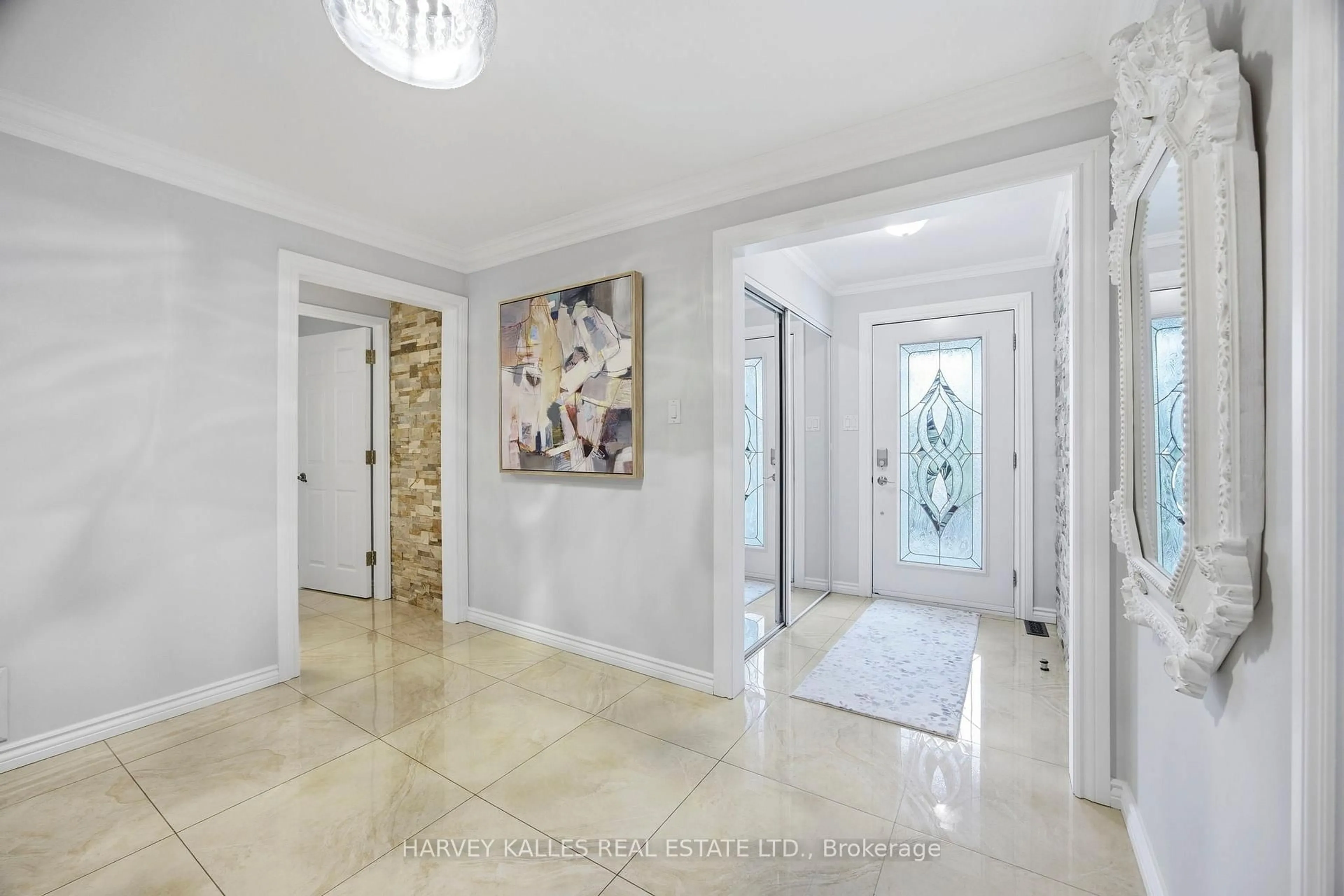 Indoor entryway for 682 Willowbank Tr, Mississauga Ontario L4W 3L8