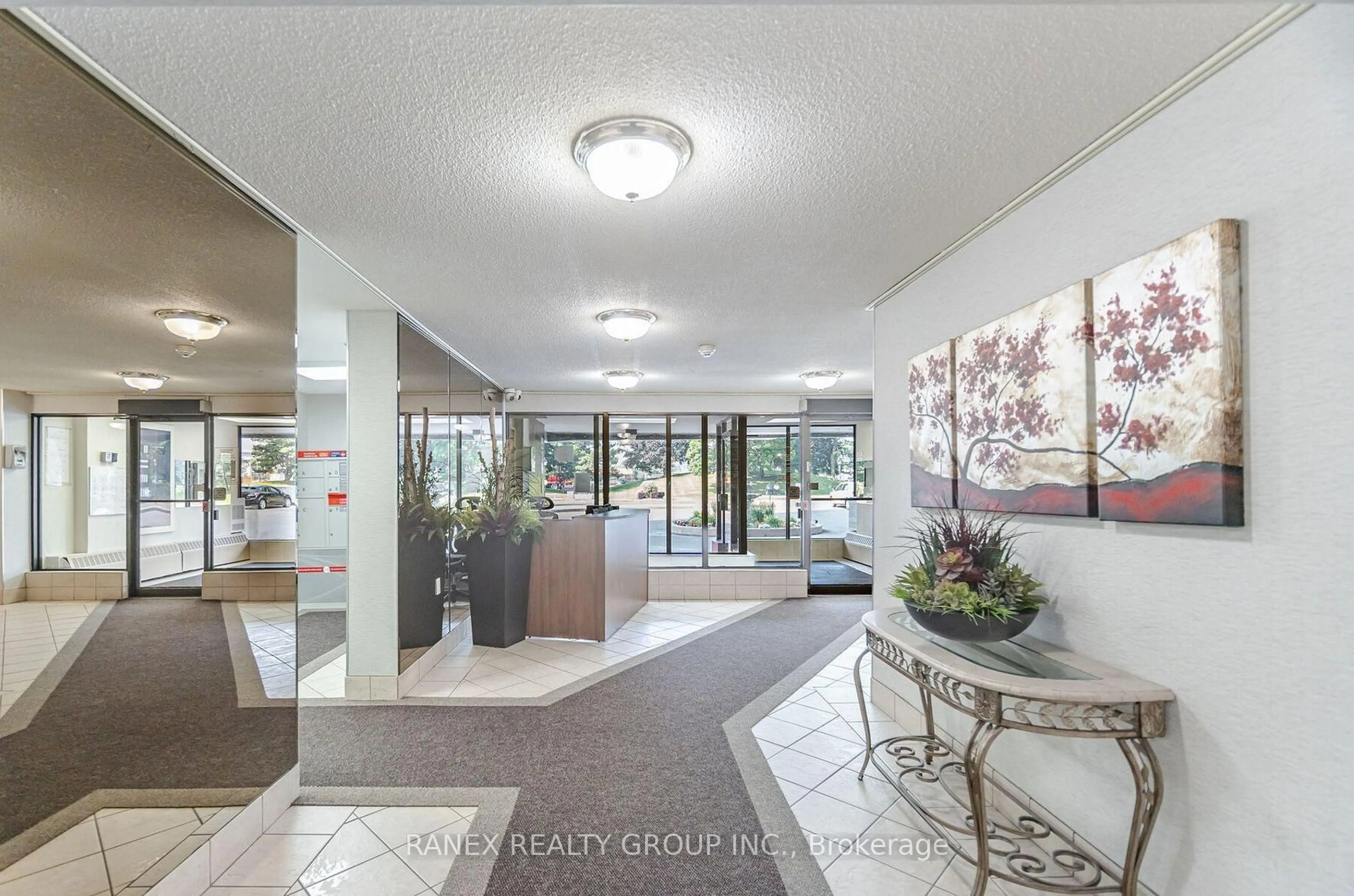 Indoor foyer for 18 Knightsbridge Rd #1105, Brampton Ontario L6T 3X5