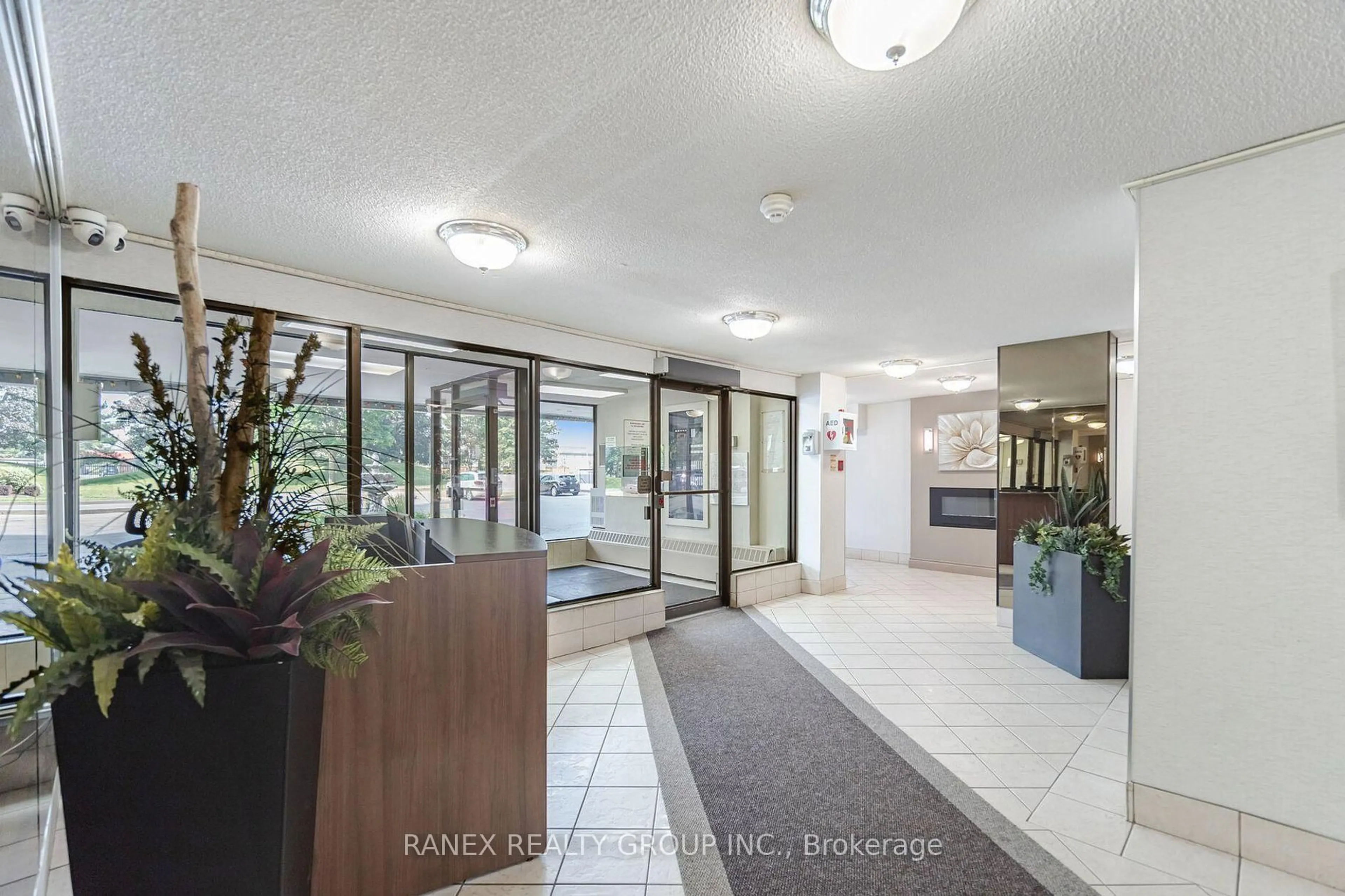 Indoor foyer for 18 Knightsbridge Rd #1105, Brampton Ontario L6T 3X5